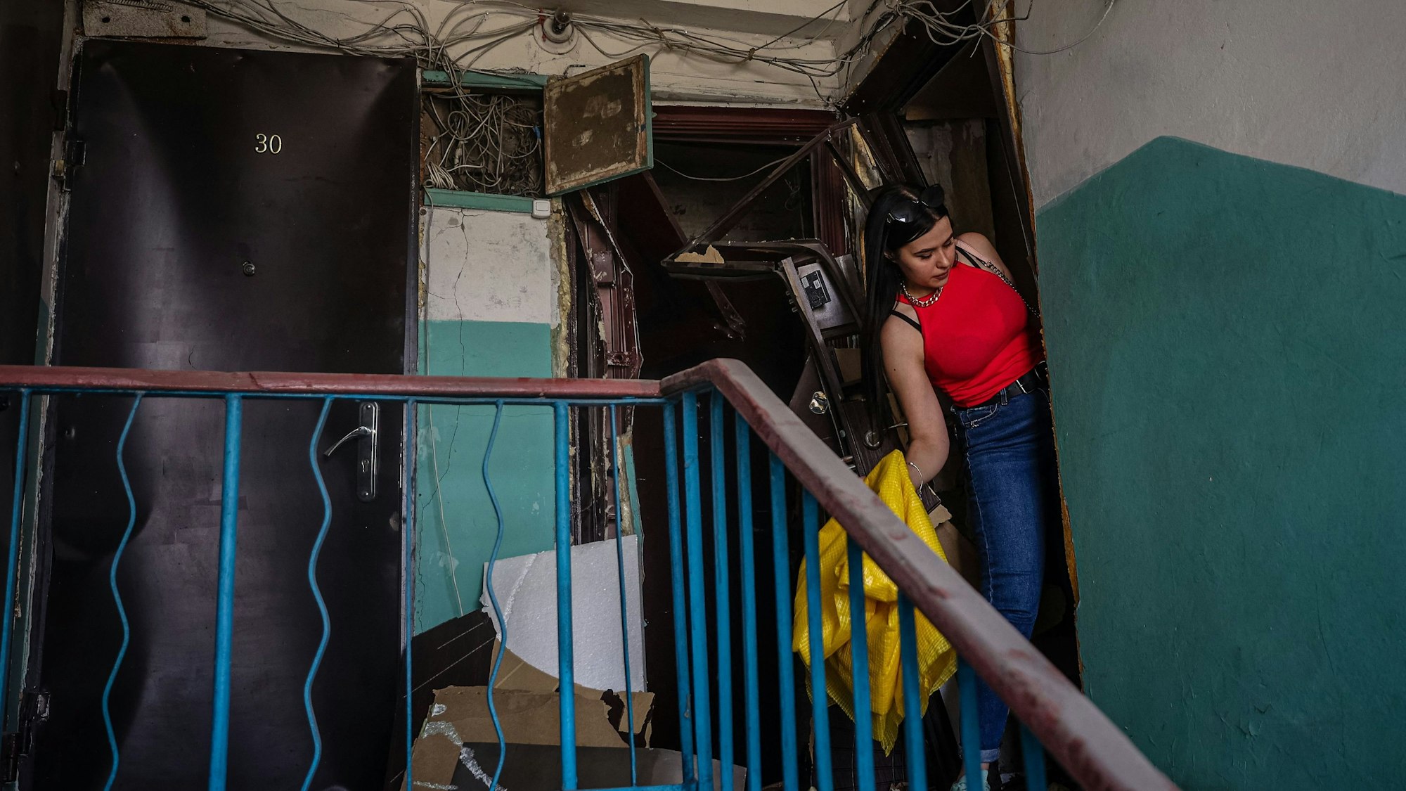 Der russische Angriffskrieg gegen die Ukraine findet längst nicht nur auf dem Schlachtfeld statt, ukrainischen Hackern soll es gelungen sein, mithilfe von Fake-Profilen Soldaten in eine Falle zu locken. Unser Foto zeigt eine Frau in ihrem zerstörten Haus in Kramatorsk.