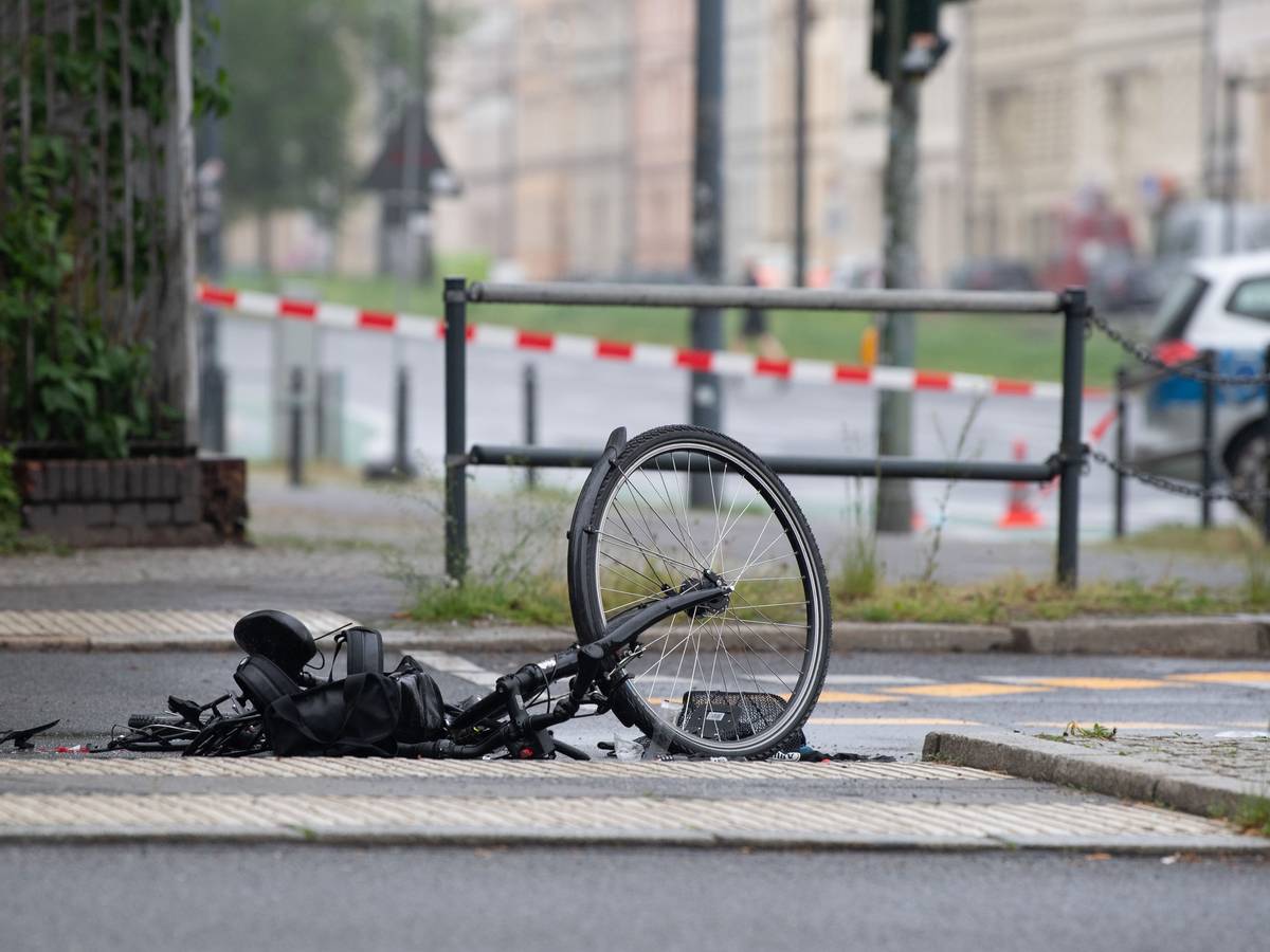 Ein zerstörtes Fahrrad liegt auf der Straße an der Kreuzung Greifswalder Straße/ Prenzlauer Berg.