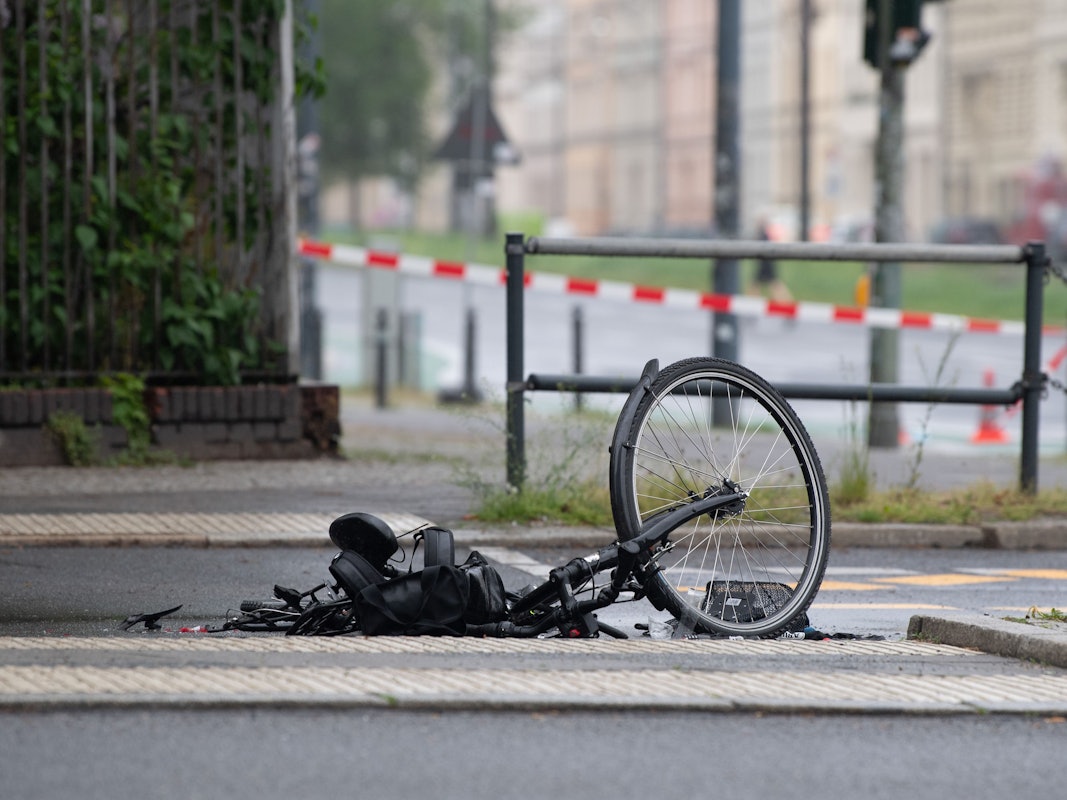 Ein zerstörtes Fahrrad liegt auf der Straße an der Kreuzung Greifswalder Straße/ Prenzlauer Berg.