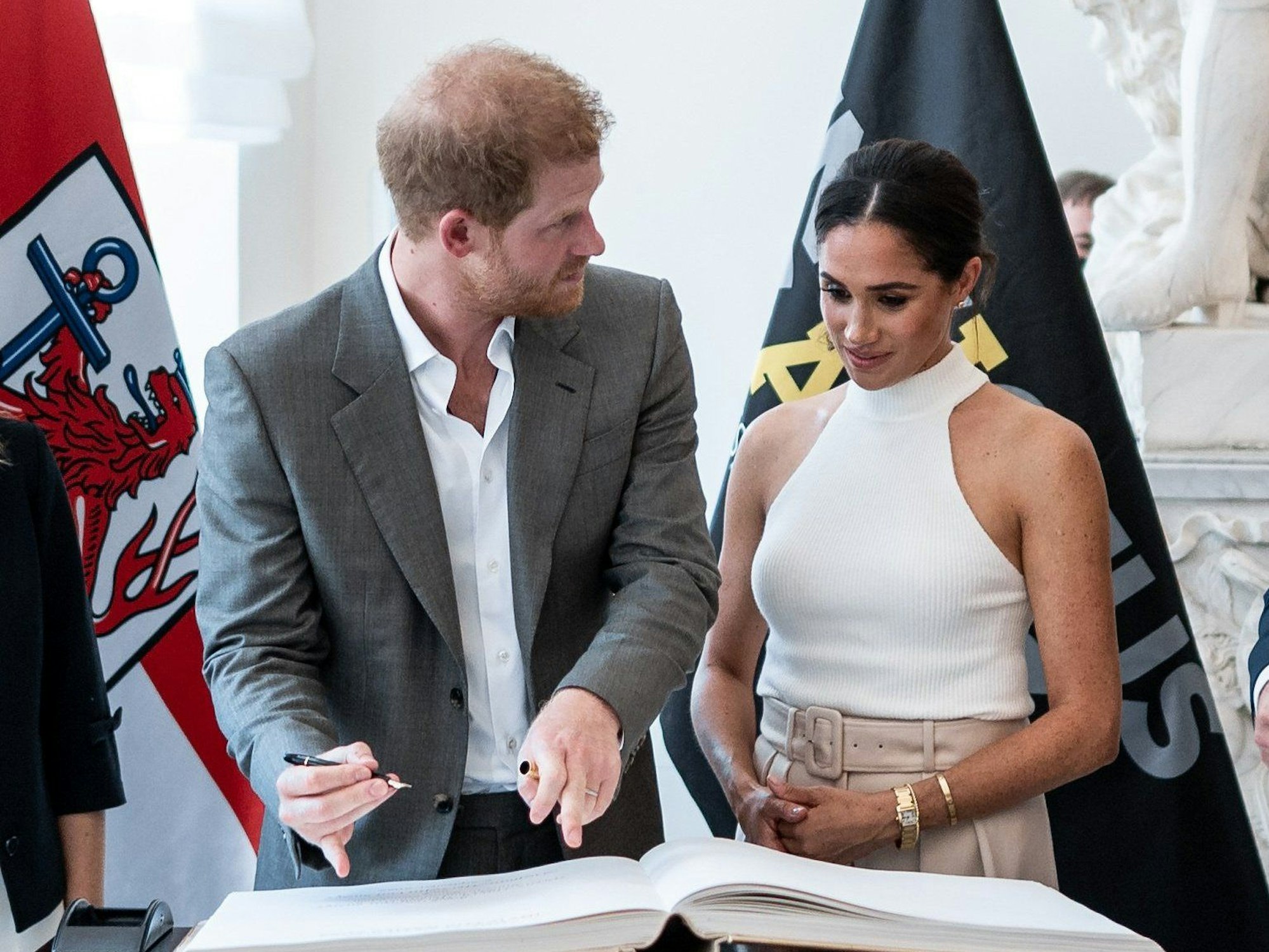 Prinz Harry, der Herzog von Sussex, und seine Frau Meghan, Herzogin von Sussex, tragen sich in das goldene Buch der Stadt ein.