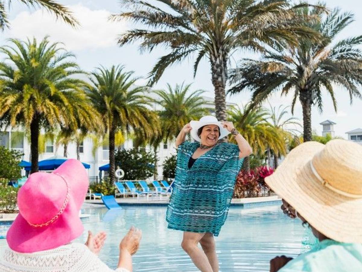 Undatiertes Symbolfoto zeigt ältere Damen bei einer Modenschau am Pool.
