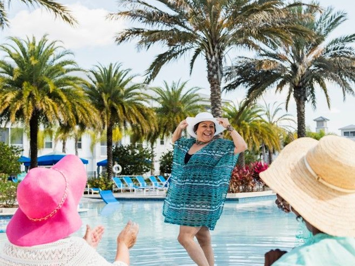 Undatiertes Symbolfoto zeigt ältere Damen bei einer Modenschau am Pool.