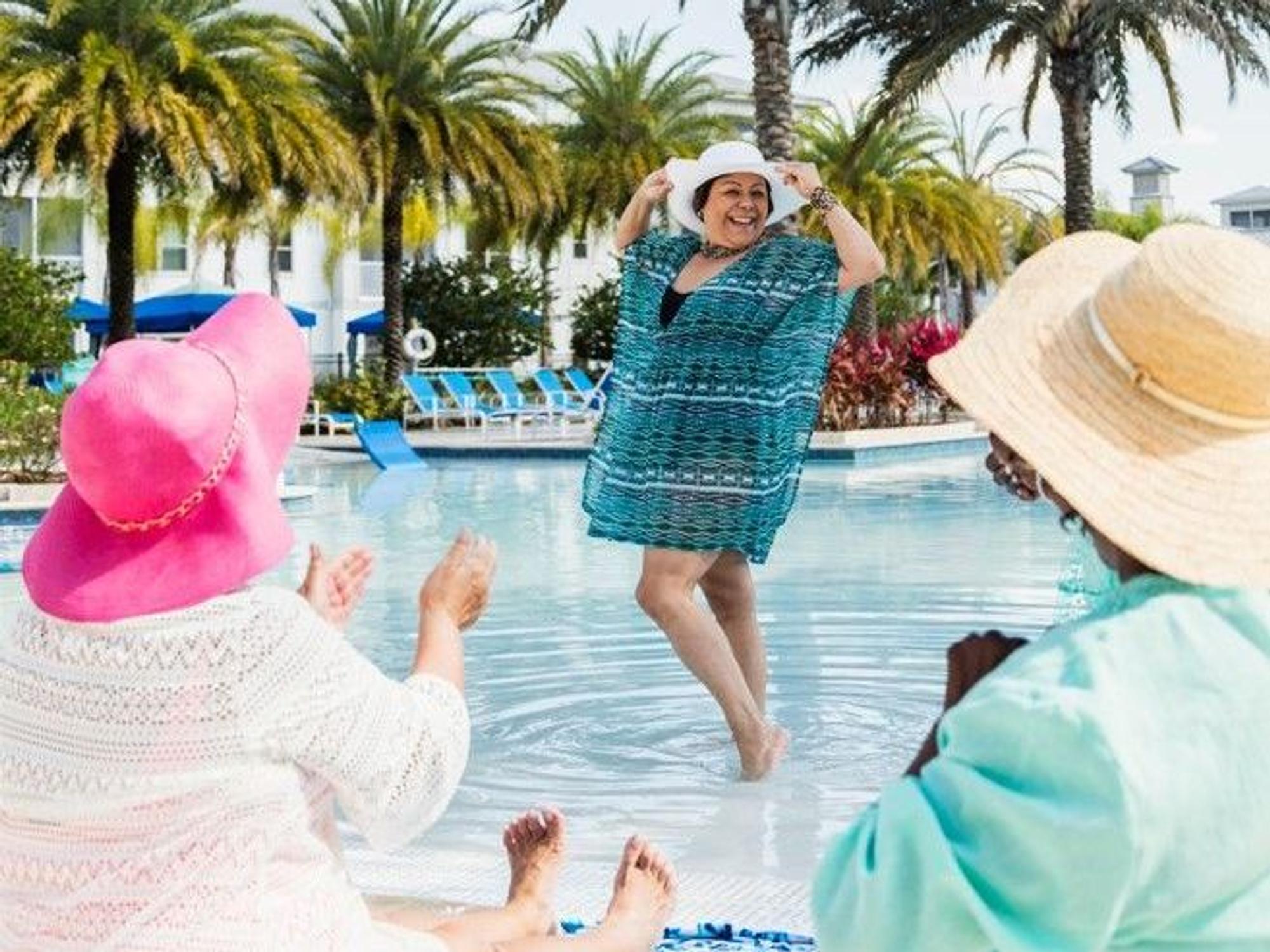 Undatiertes Symbolfoto zeigt ältere Damen bei einer Modenschau am Pool.