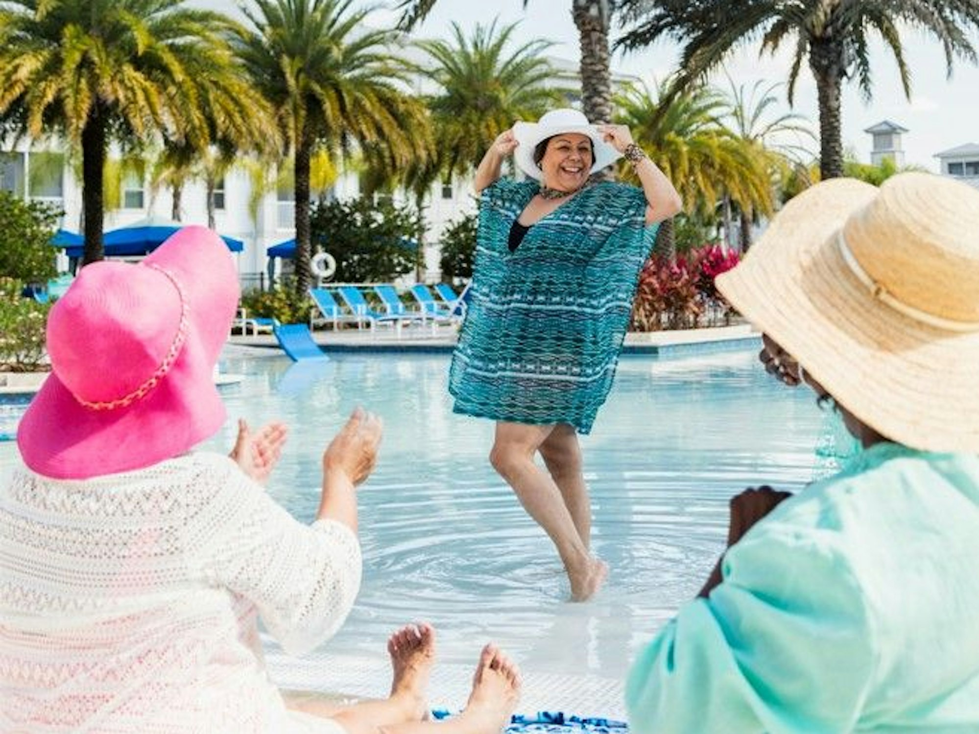 Undatiertes Symbolfoto zeigt ältere Damen bei einer Modenschau am Pool.