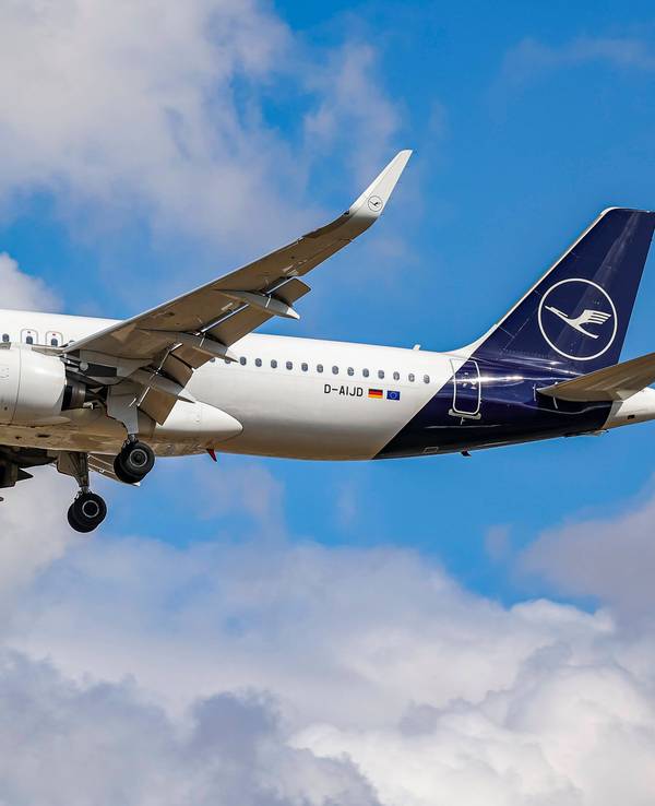 Hier zu sehen: Ein Flieger von Lufthansa fliegt durch die Wolken.