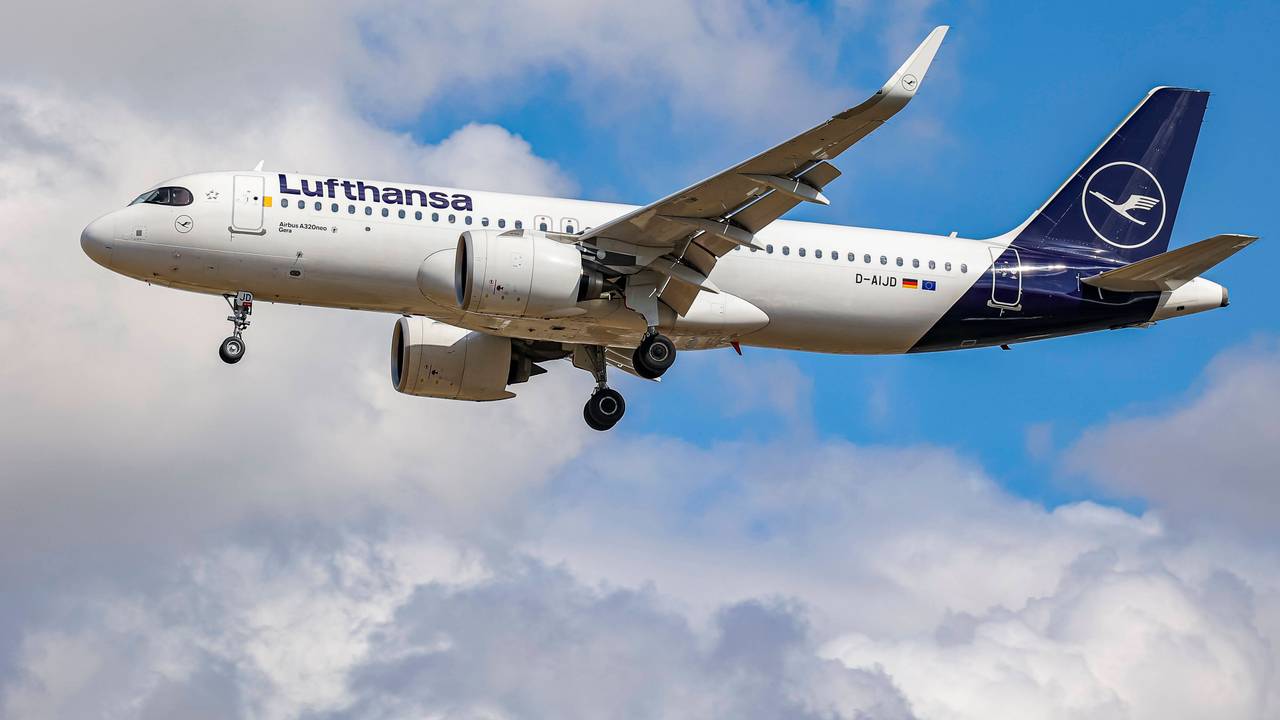 Hier zu sehen: Ein Flieger von Lufthansa fliegt durch die Wolken.