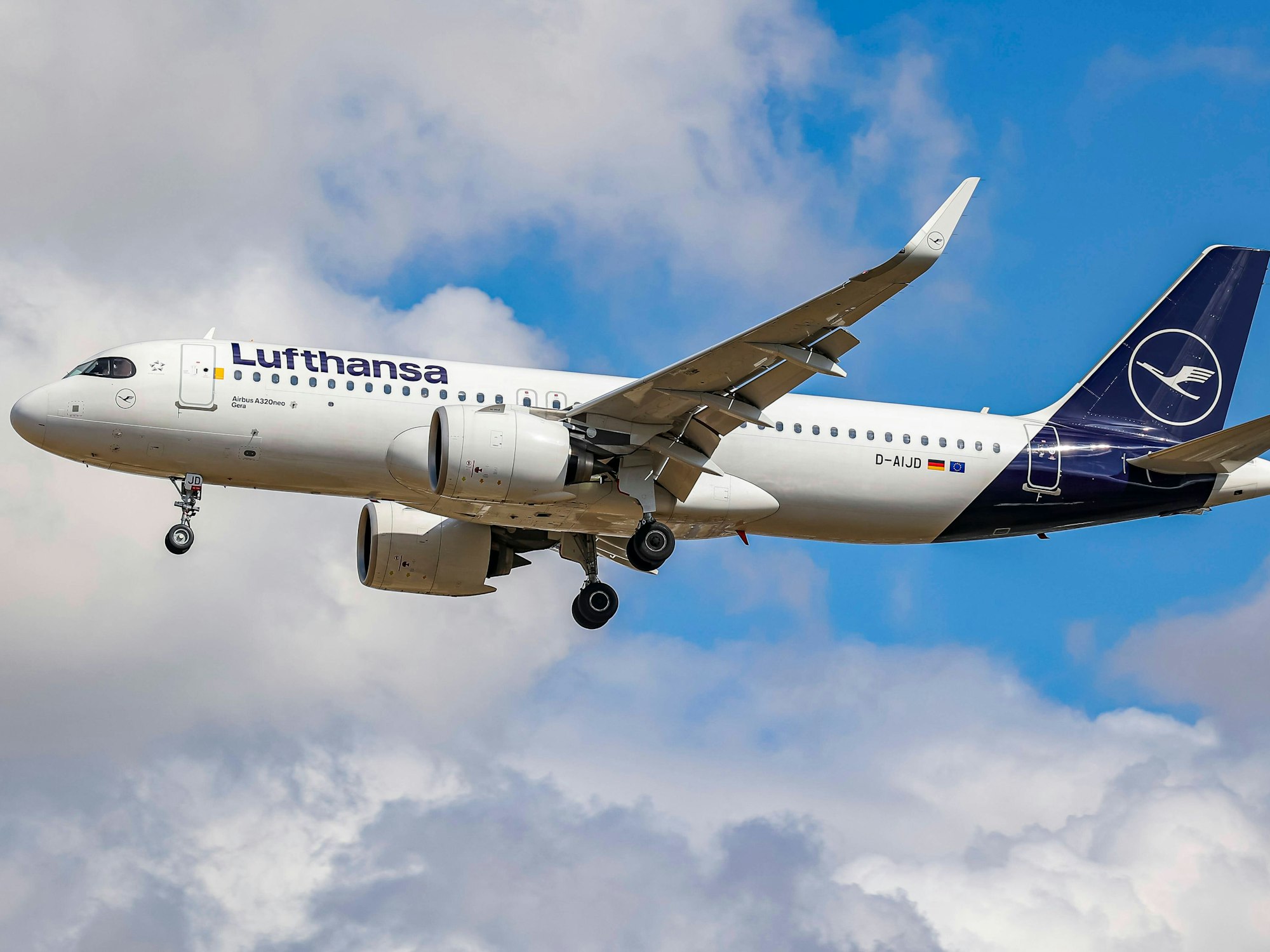 Hier zu sehen: Ein Flieger von Lufthansa fliegt durch die Wolken.