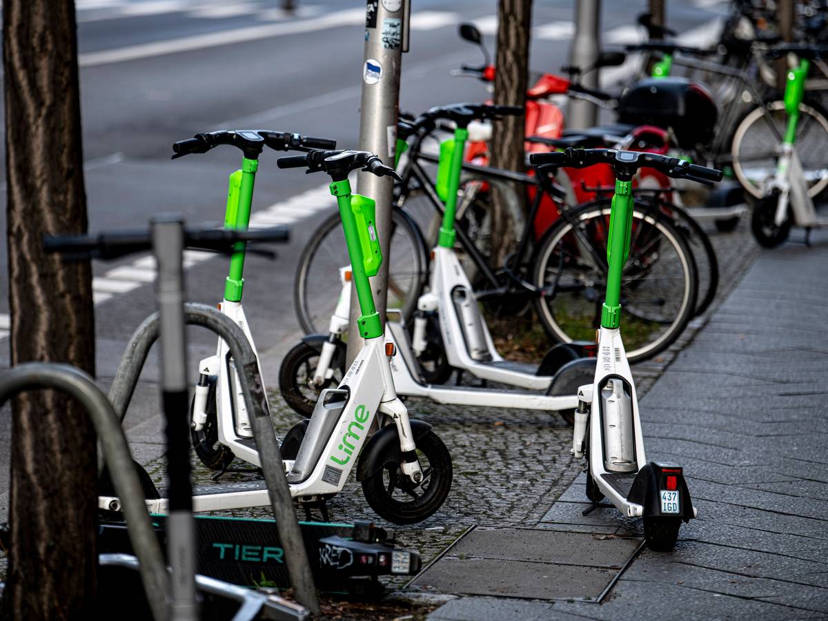 Mehrere E-Scooter stehen am Straßenrand. In Oslo gibt es jetzt ein Nachtfahrverbot für E-Scooter. Auch Hamburg denkt darüber nach – und wie schaut es in Köln aus?