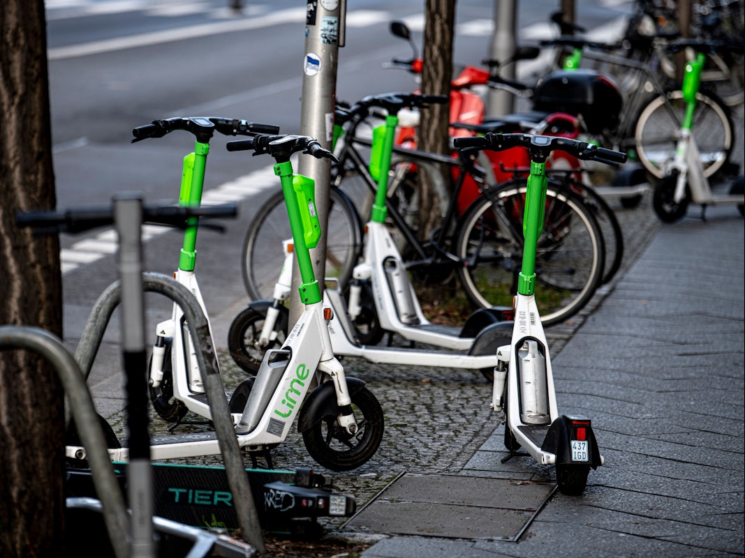 Mehrere E-Scooter stehen am Straßenrand. In Oslo gibt es jetzt ein Nachtfahrverbot für E-Scooter. Auch Hamburg denkt darüber nach – und wie schaut es in Köln aus?