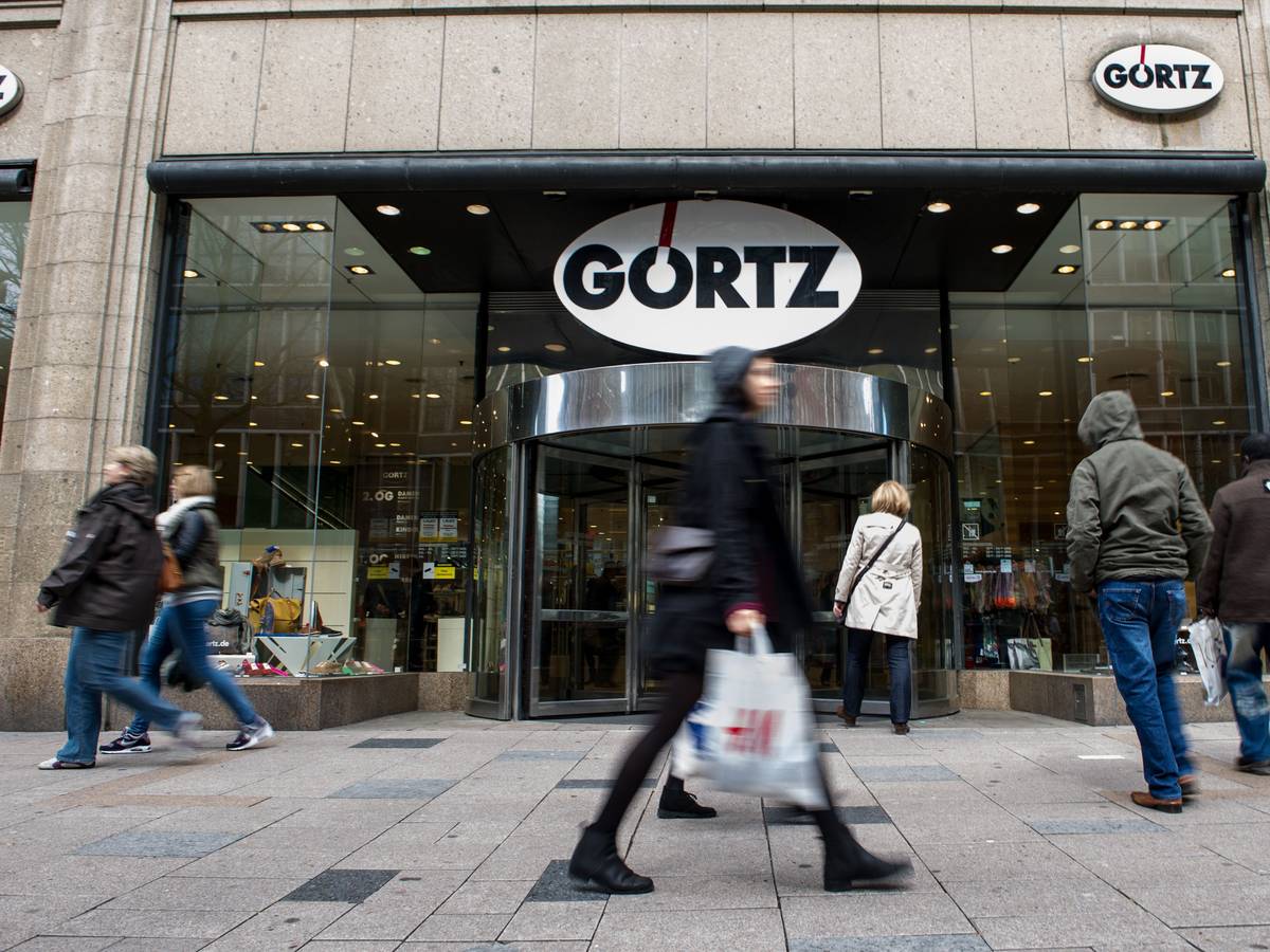 Schuhhändler Görtz wird zum Sanierungsfall: Passanten gehen vor dem Eingang des Hauptgeschäfts der Schuhhandelskette Görtz in Hamburg entlang.
