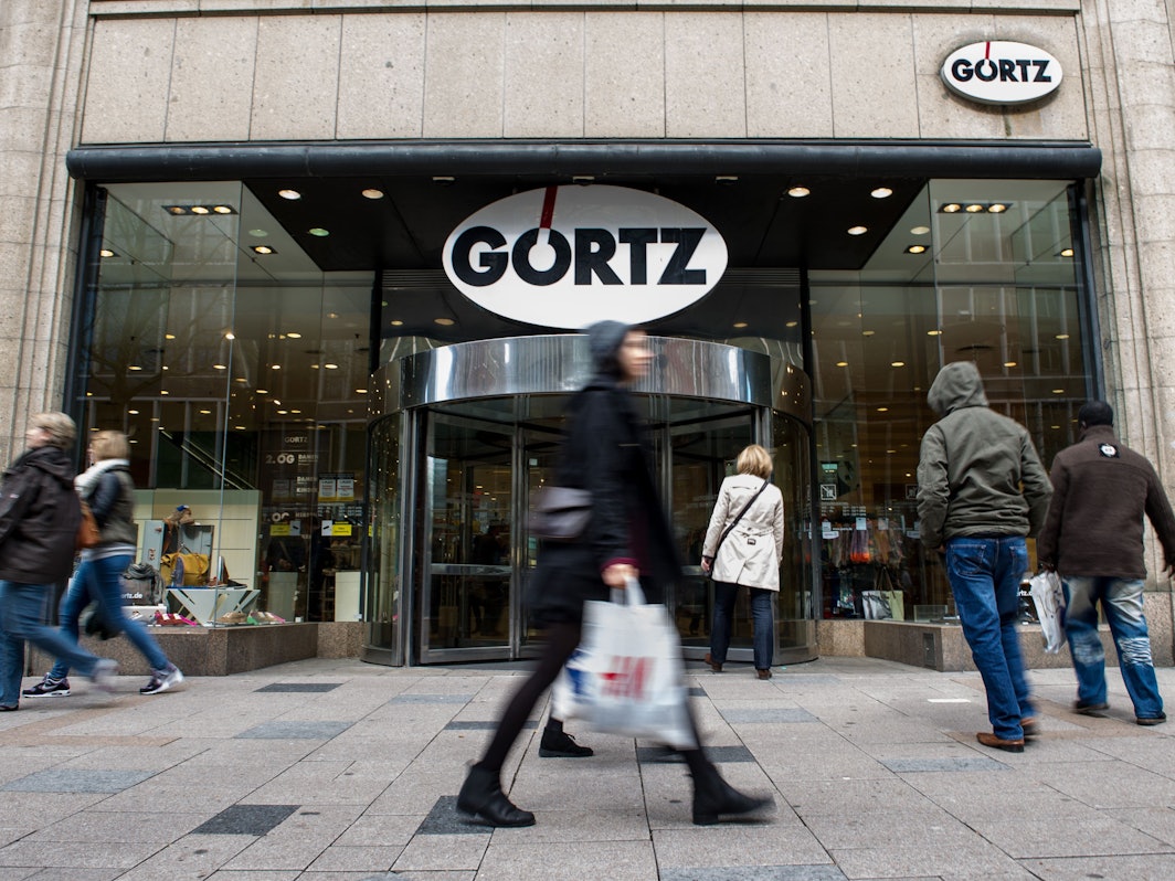 Schuhhändler Görtz wird zum Sanierungsfall: Passanten gehen vor dem Eingang des Hauptgeschäfts der Schuhhandelskette Görtz in Hamburg entlang.