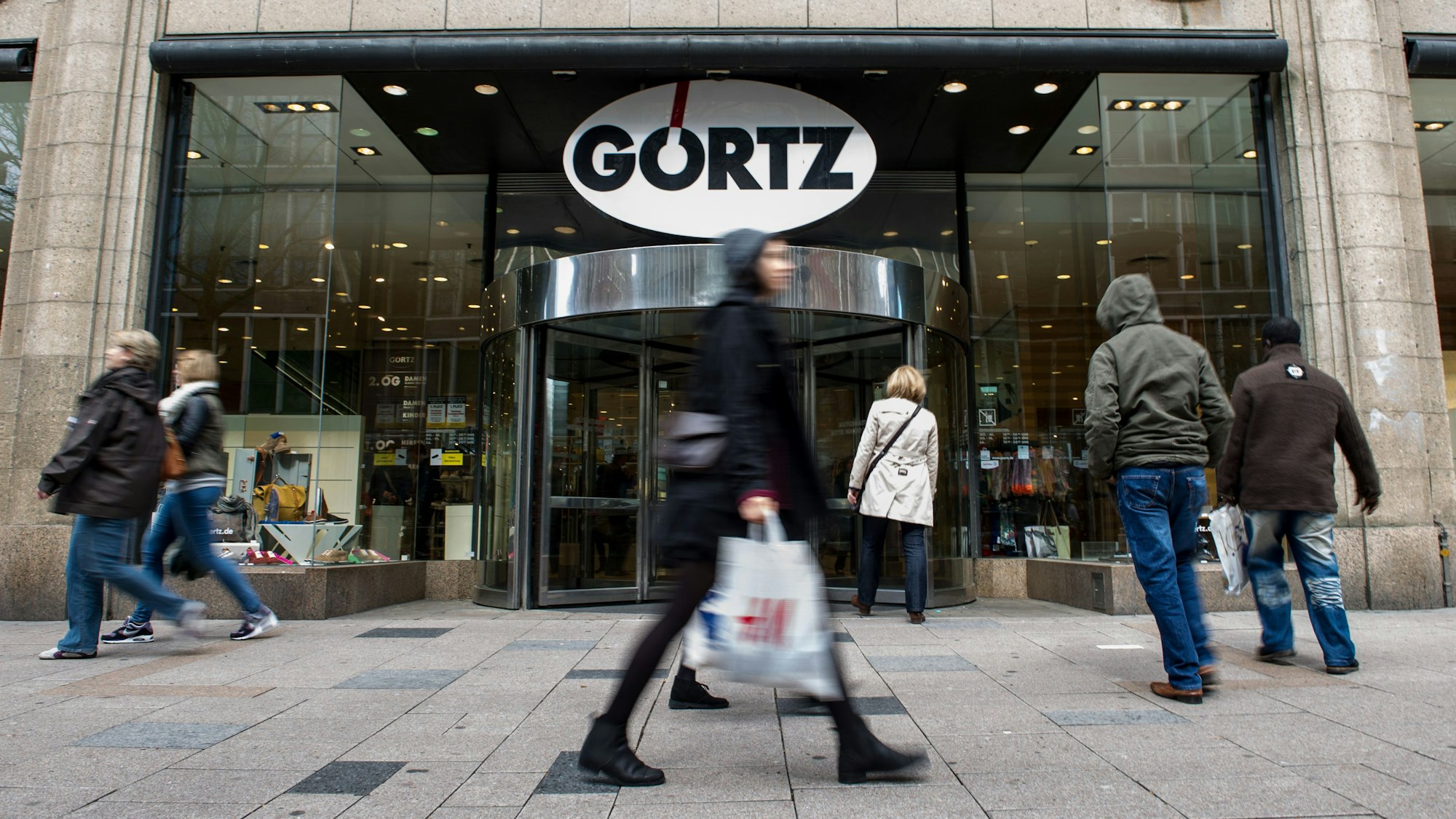 Schuhhändler Görtz wird zum Sanierungsfall: Passanten gehen vor dem Eingang des Hauptgeschäfts der Schuhhandelskette Görtz in Hamburg entlang.