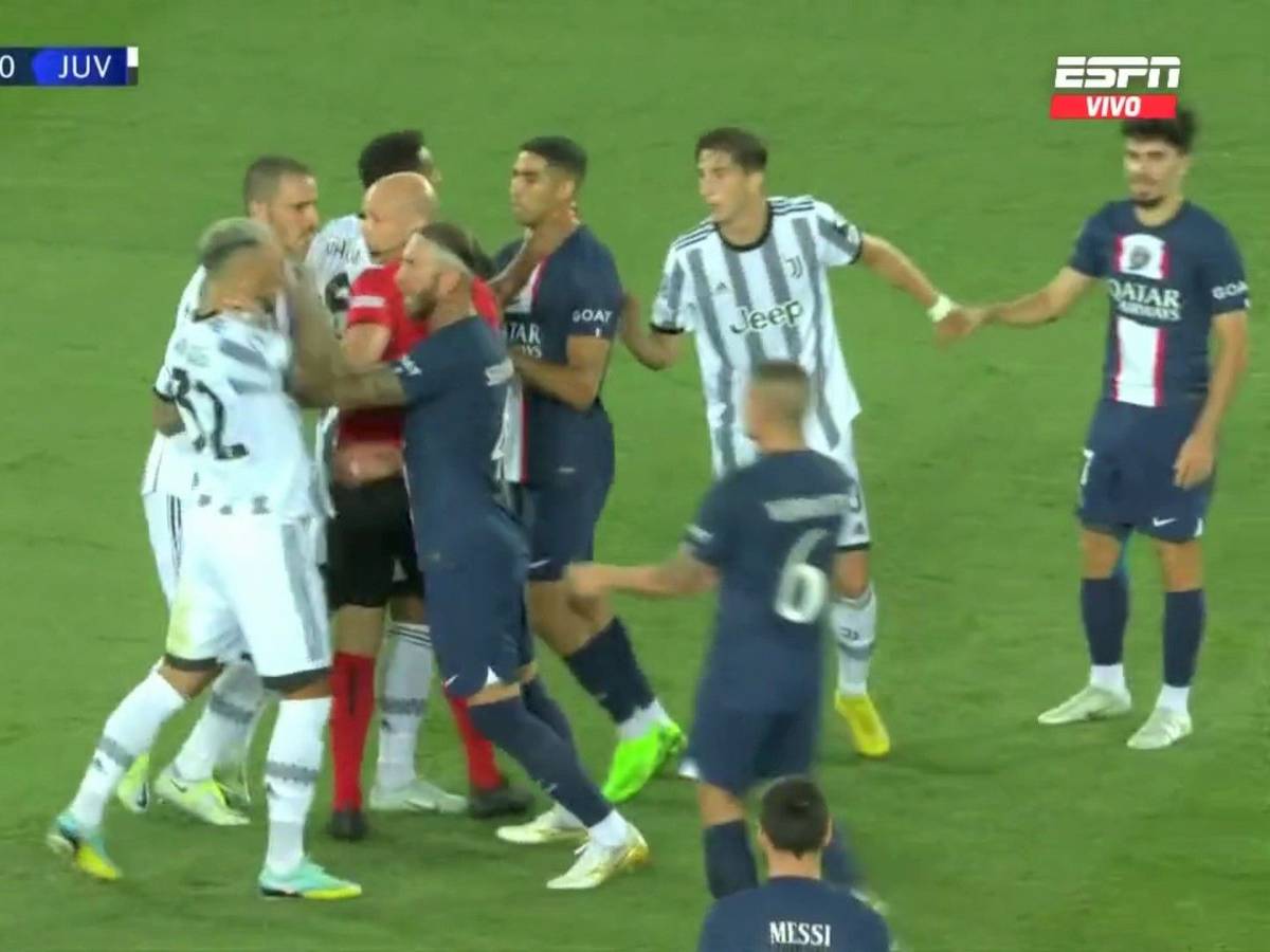 Rudelbildung beim CL-Spiel zwischen Paris Saint-Germain und Juventus Turin, angezettelt von Sergio Ramos und Leandro Paredes. Screenshot von EXPRESS.de-Redakteur Béla Csányi zur Berichterstattung.