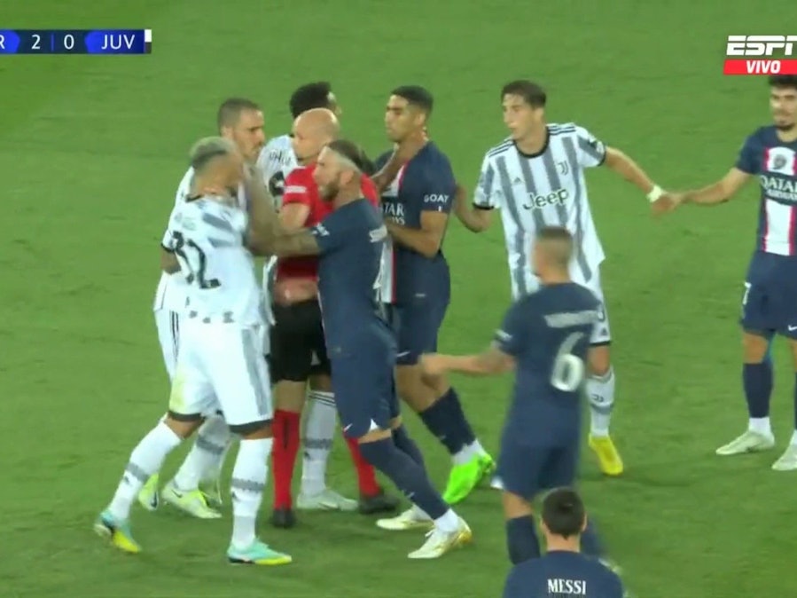 Rudelbildung beim CL-Spiel zwischen Paris Saint-Germain und Juventus Turin, angezettelt von Sergio Ramos und Leandro Paredes. Screenshot von EXPRESS.de-Redakteur Béla Csányi zur Berichterstattung.