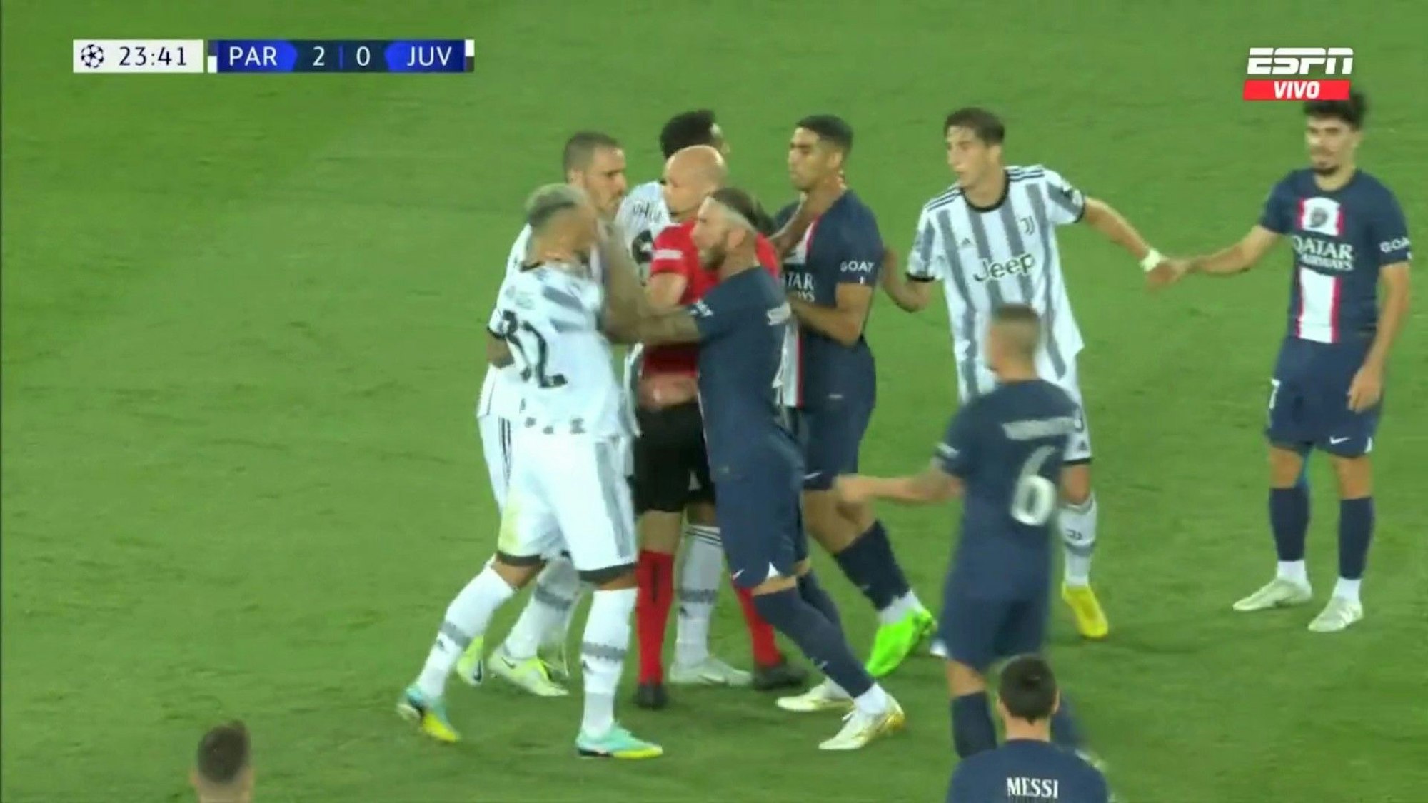 Rudelbildung beim CL-Spiel zwischen Paris Saint-Germain und Juventus Turin, angezettelt von Sergio Ramos und Leandro Paredes. Screenshot von EXPRESS.de-Redakteur Béla Csányi zur Berichterstattung.