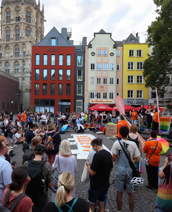 Zahlreiche Menschen nahmen am Dienstagabend (6. September 2022) an der Demonstration auf dem Alter Markt teil. Hintergrund: Die Stadt will die finanziellen Mittel für die Beratungsstelle „anyway“ streichen.