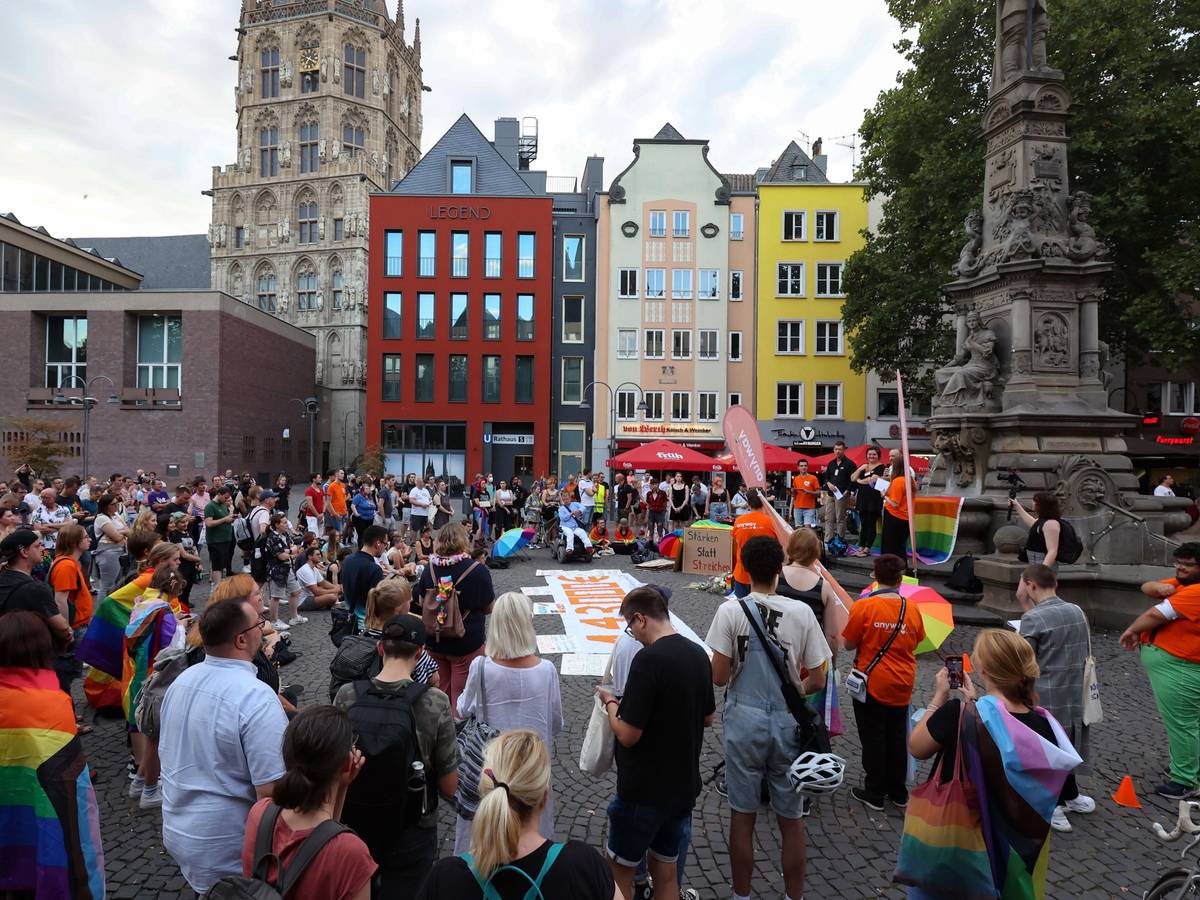 Zahlreiche Menschen nahmen am Dienstagabend (6. September 2022) an der Demonstration auf dem Alter Markt teil. Hintergrund: Die Stadt will die finanziellen Mittel für die Beratungsstelle „anyway“ streichen.