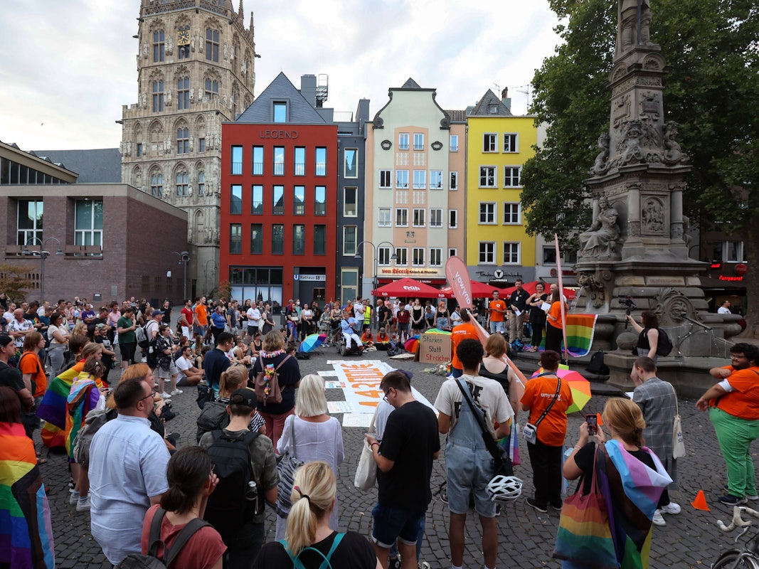 Zahlreiche Menschen nahmen am Dienstagabend (6. September 2022) an der Demonstration auf dem Alter Markt teil. Hintergrund: Die Stadt will die finanziellen Mittel für die Beratungsstelle „anyway“ streichen.