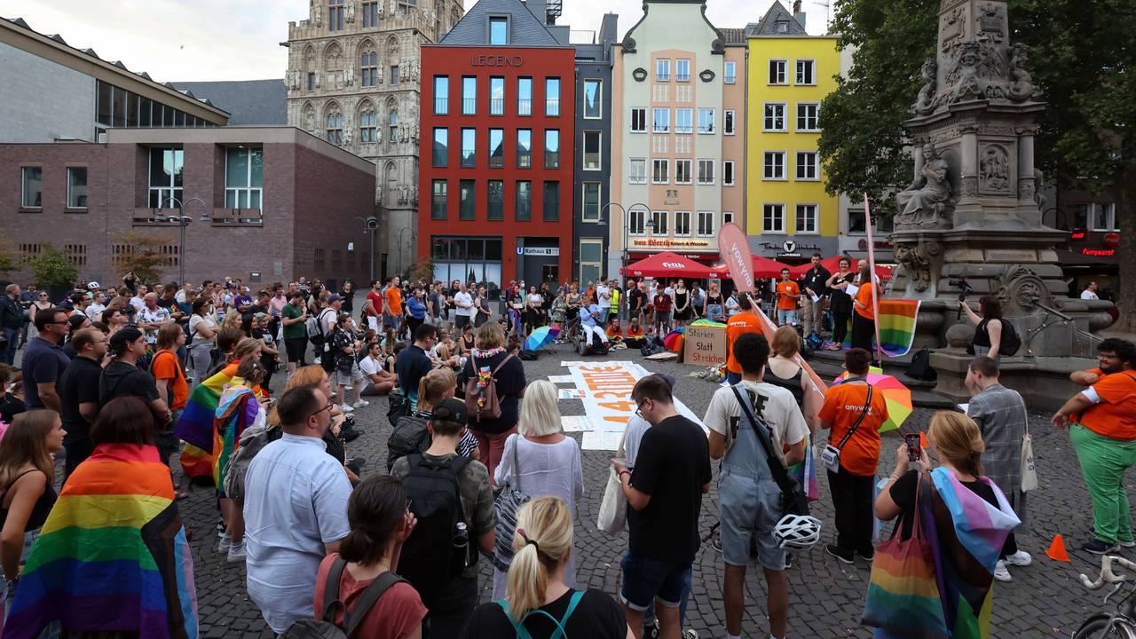 Zahlreiche Menschen nahmen am Dienstagabend (6. September 2022) an der Demonstration auf dem Alter Markt teil. Hintergrund: Die Stadt will die finanziellen Mittel für die Beratungsstelle „anyway“ streichen.