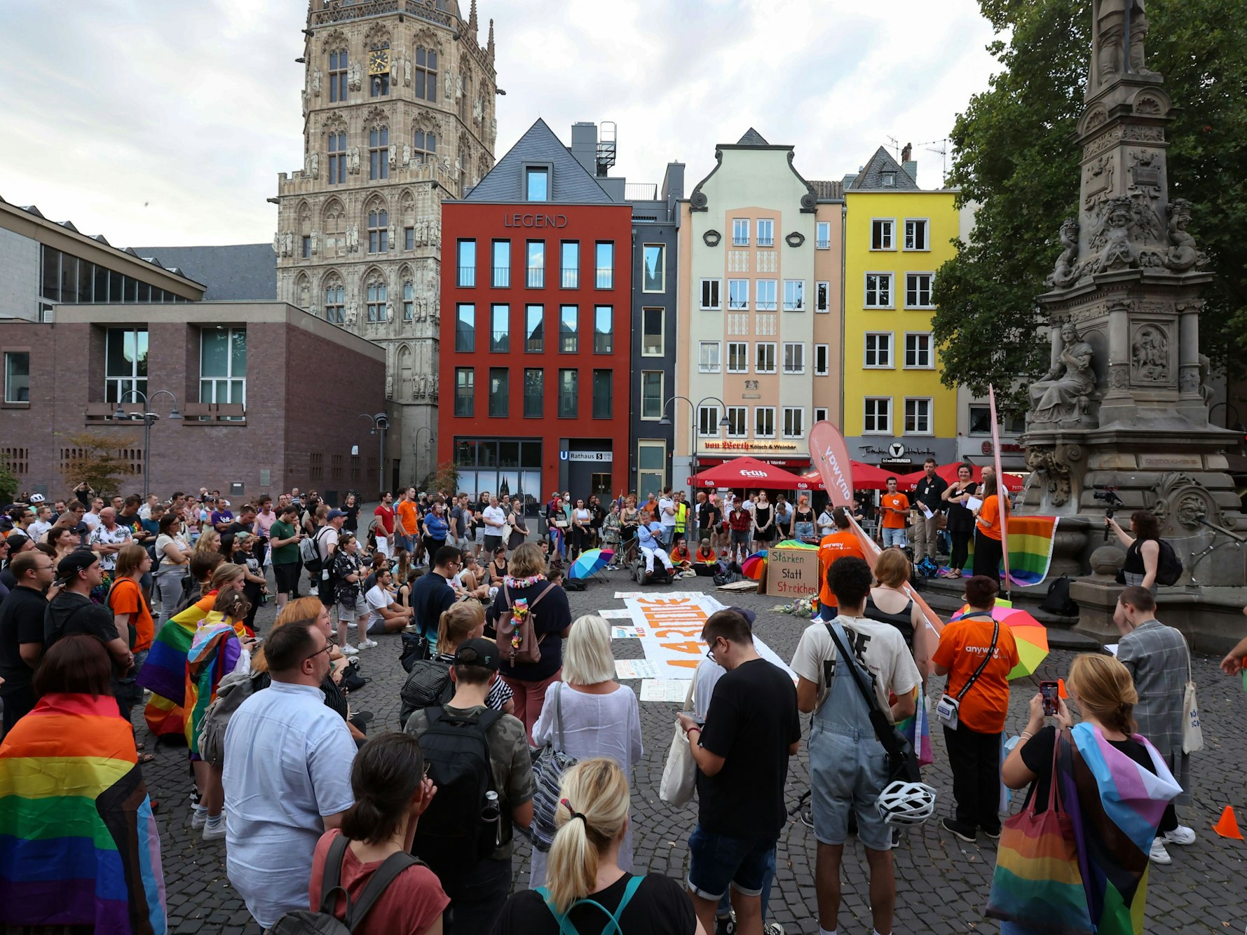 Zahlreiche Menschen nahmen am Dienstagabend (6. September 2022) an der Demonstration auf dem Alter Markt teil. Hintergrund: Die Stadt will die finanziellen Mittel für die Beratungsstelle „anyway“ streichen.