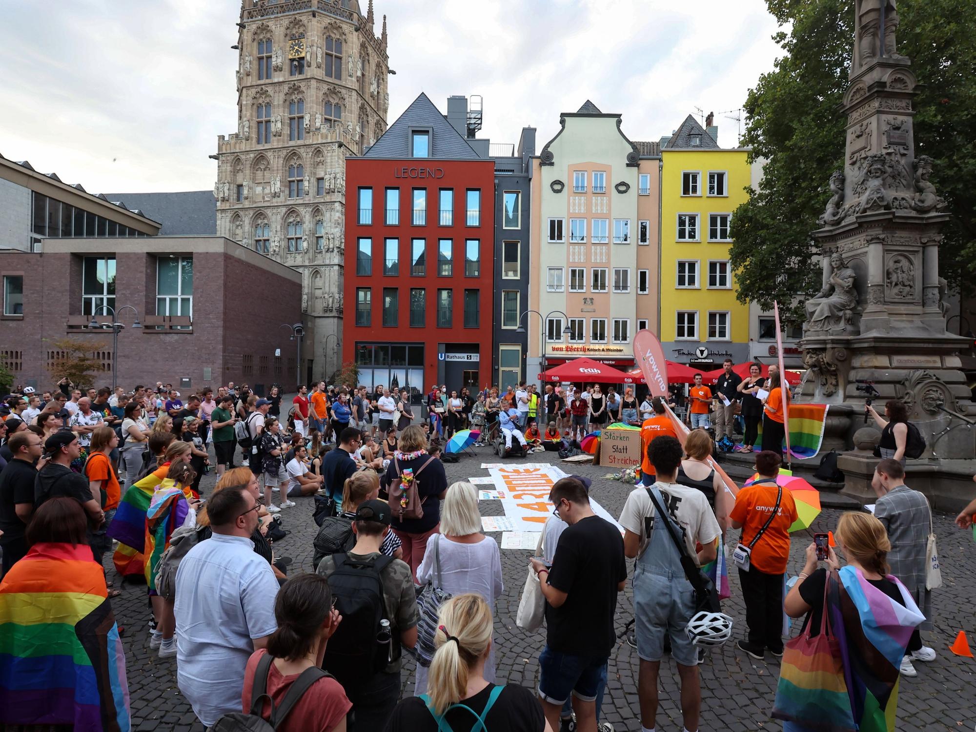 Zahlreiche Menschen nahmen am Dienstagabend (6. September 2022) an der Demonstration auf dem Alter Markt teil. Hintergrund: Die Stadt will die finanziellen Mittel für die Beratungsstelle „anyway“ streichen.