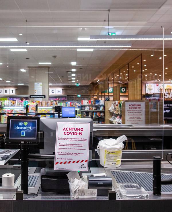 Der Einzelhandel war durch die Coronavirus-Pandemie stark gefordert, wie im März 2020 hier in einem Edeka-Markt in Rheinfelden (Baden-Württemberg). Aktuell sorgen Inflation und Engpässe für zusätzlichen Druck beim Personal. Ein Edeka-Händler verkürzt deshalb nun die Öffnungszeiten.