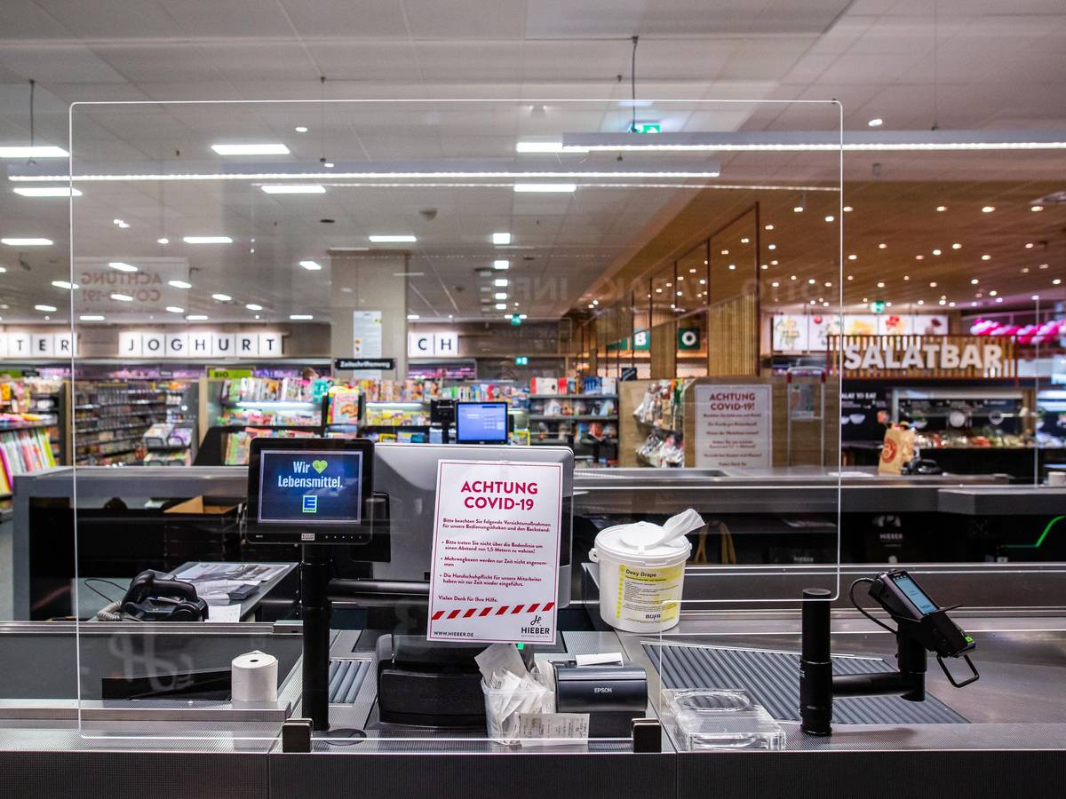 Der Einzelhandel war durch die Coronavirus-Pandemie stark gefordert, wie im März 2020 hier in einem Edeka-Markt in Rheinfelden (Baden-Württemberg). Aktuell sorgen Inflation und Engpässe für zusätzlichen Druck beim Personal. Ein Edeka-Händler verkürzt deshalb nun die Öffnungszeiten.