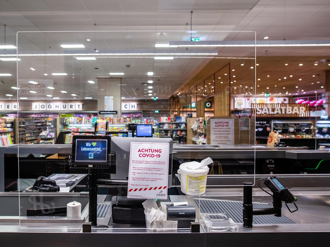 Der Einzelhandel war durch die Coronavirus-Pandemie stark gefordert, wie im März 2020 hier in einem Edeka-Markt in Rheinfelden (Baden-Württemberg). Aktuell sorgen Inflation und Engpässe für zusätzlichen Druck beim Personal. Ein Edeka-Händler verkürzt deshalb nun die Öffnungszeiten.