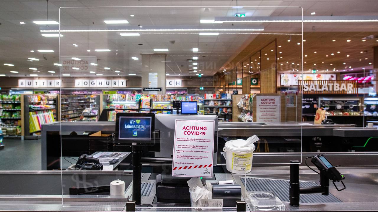 Der Einzelhandel war durch die Coronavirus-Pandemie stark gefordert, wie im März 2020 hier in einem Edeka-Markt in Rheinfelden (Baden-Württemberg). Aktuell sorgen Inflation und Engpässe für zusätzlichen Druck beim Personal. Ein Edeka-Händler verkürzt deshalb nun die Öffnungszeiten.