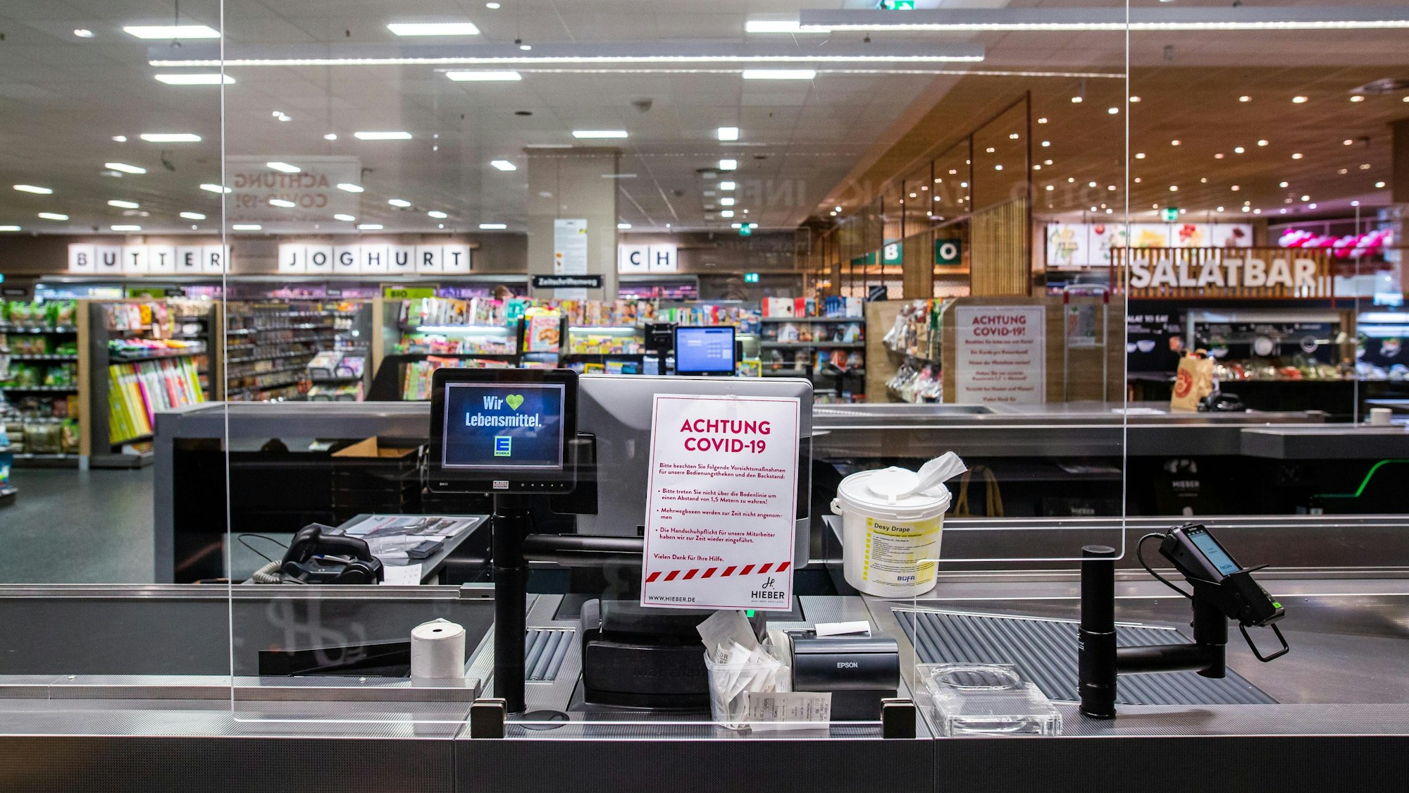 Der Einzelhandel war durch die Coronavirus-Pandemie stark gefordert, wie im März 2020 hier in einem Edeka-Markt in Rheinfelden (Baden-Württemberg). Aktuell sorgen Inflation und Engpässe für zusätzlichen Druck beim Personal. Ein Edeka-Händler verkürzt deshalb nun die Öffnungszeiten.