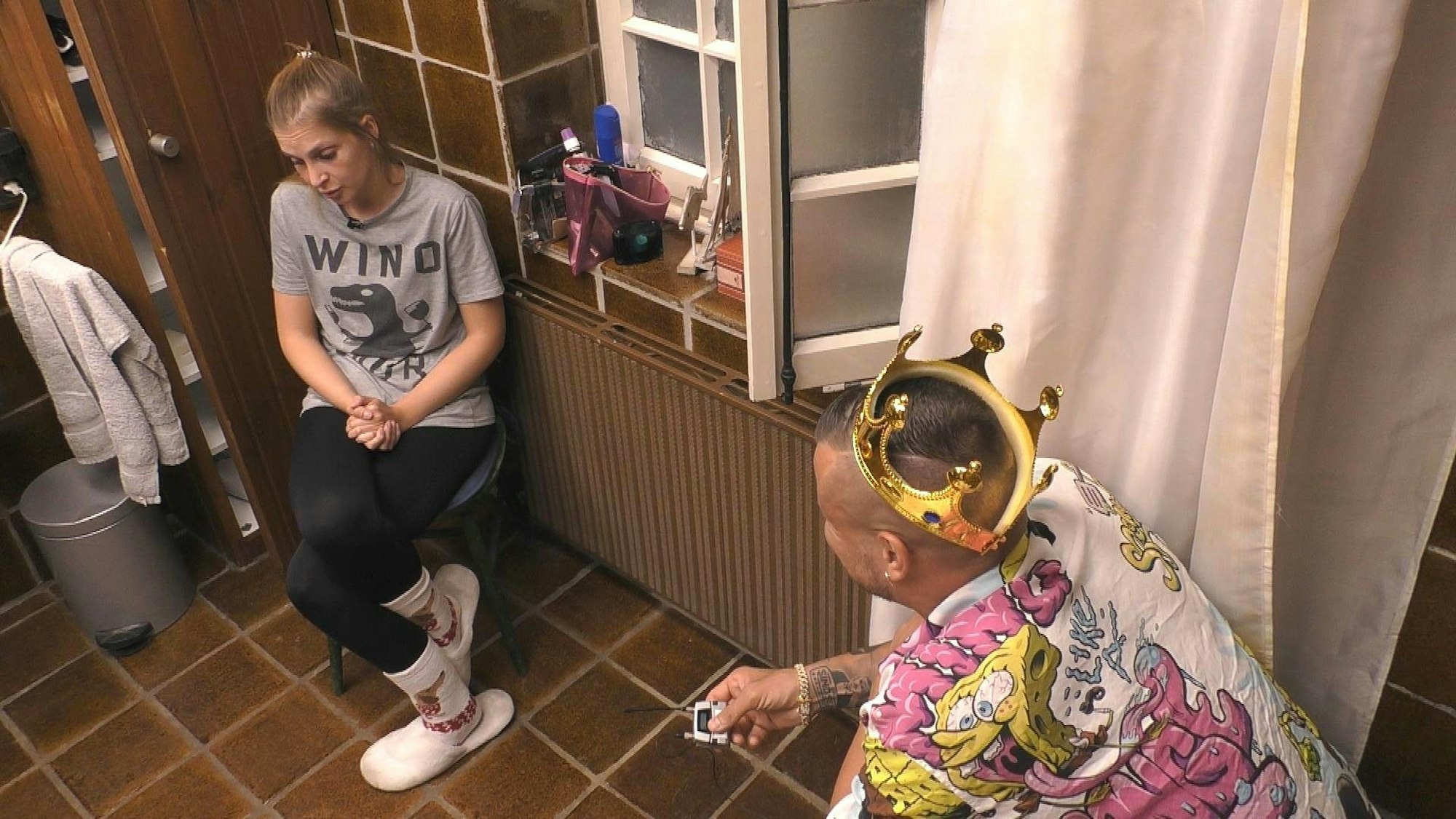 Katha und Eric sprechen im Badezimmer.