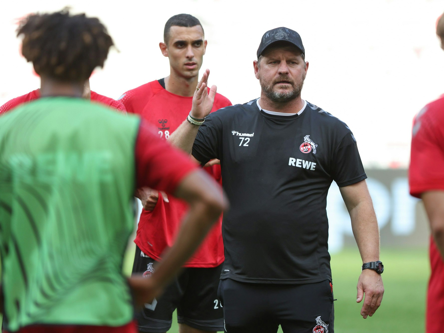 Steffen Baumgart hält eine Ansprache im Abschlusstraining.