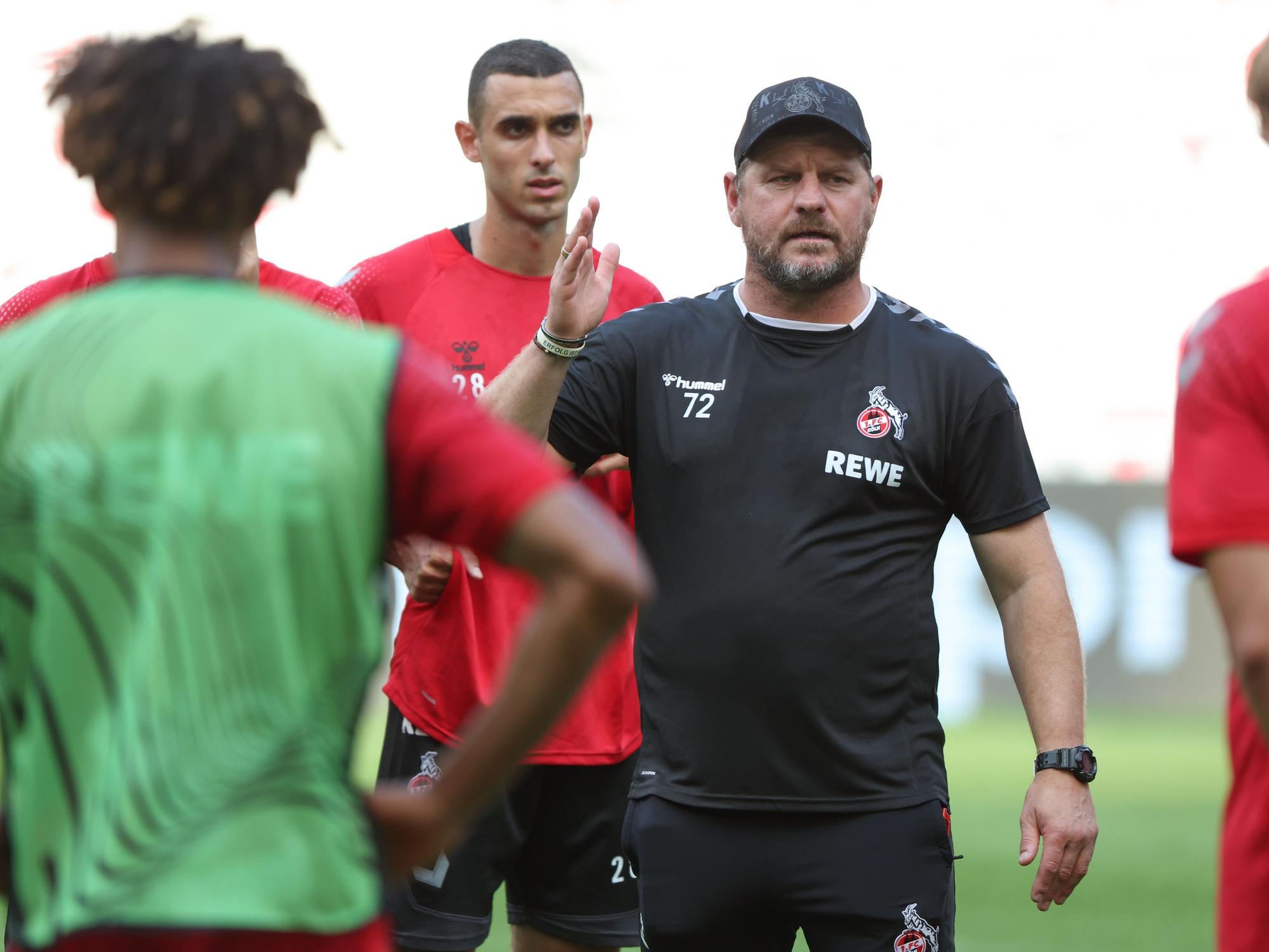 Steffen Baumgart hält eine Ansprache im Abschlusstraining.