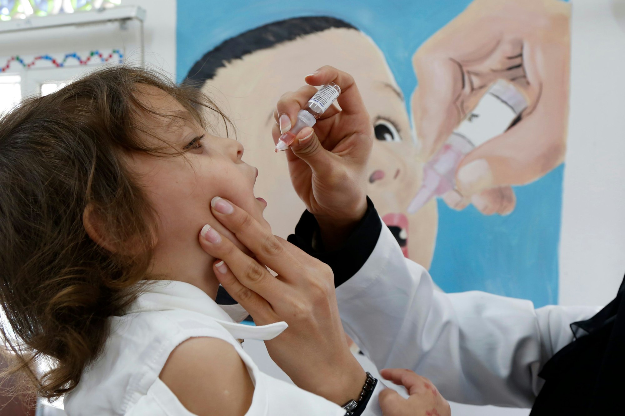 Auf dem Symbolfoto von 2020 sieht man ein Kleinkind, das per Schluckimpfung gegen Kinderlähmung geimpft wird.