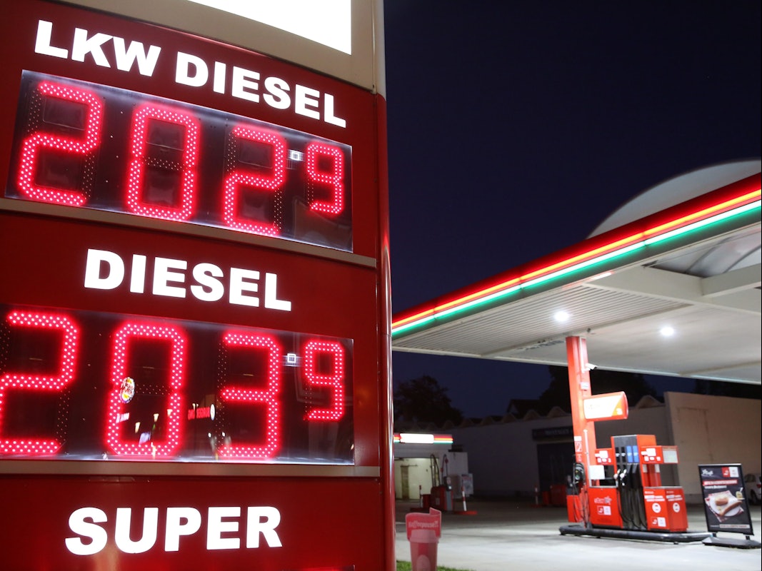 Für viele Autofahrer begann der September mit einer bösen Überraschung an der Zapfsäule, Spritpreise schnellten nach dem Ende des Tankrabattes wieder in die Höhe, wie hier in einer Tankstelle in Berlin. Nun drohen auch beim Dieselreiniger Adblue Engpässe.