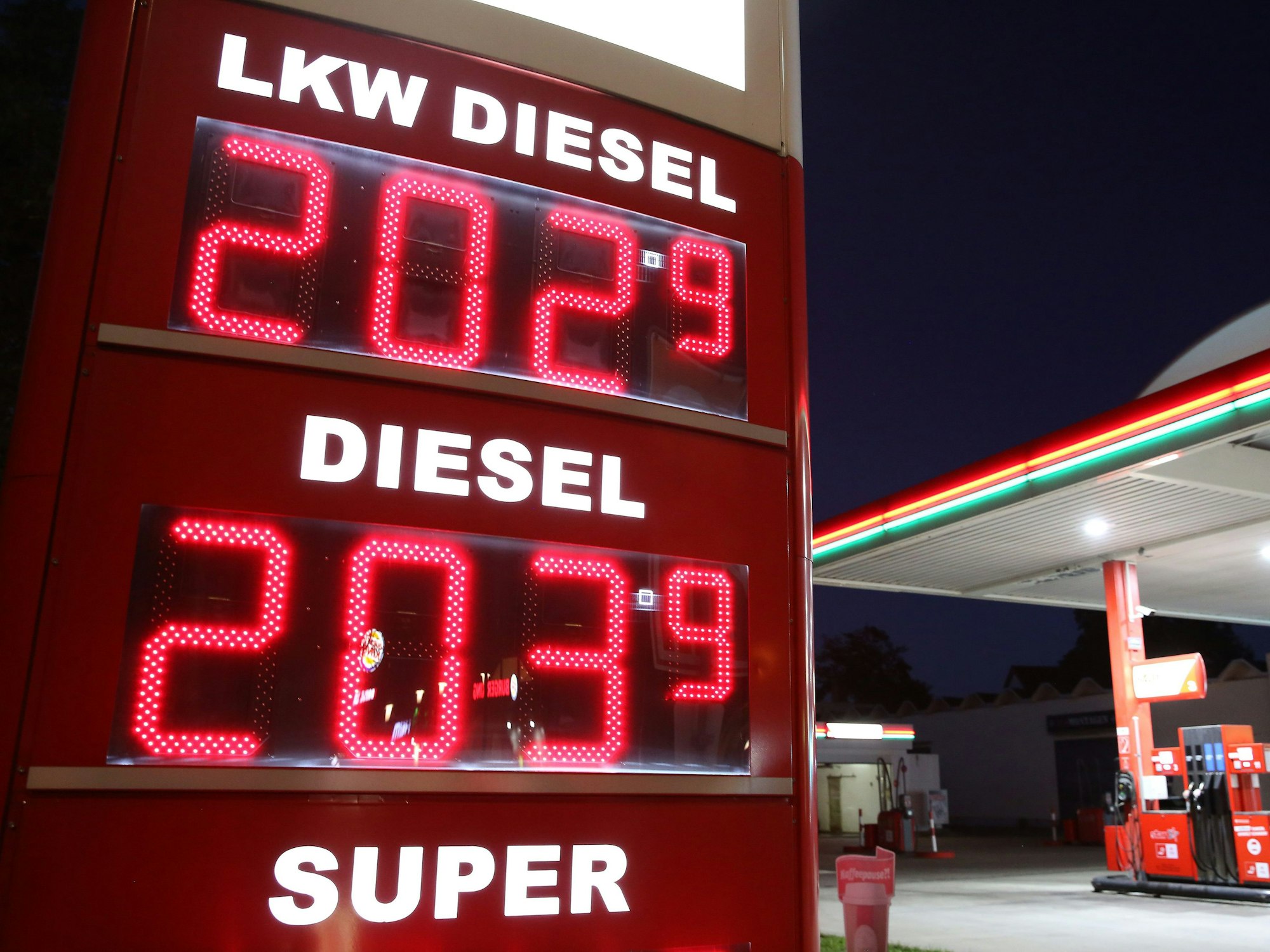 Für viele Autofahrer begann der September mit einer bösen Überraschung an der Zapfsäule, Spritpreise schnellten nach dem Ende des Tankrabattes wieder in die Höhe, wie hier in einer Tankstelle in Berlin. Nun drohen auch beim Dieselreiniger Adblue Engpässe.