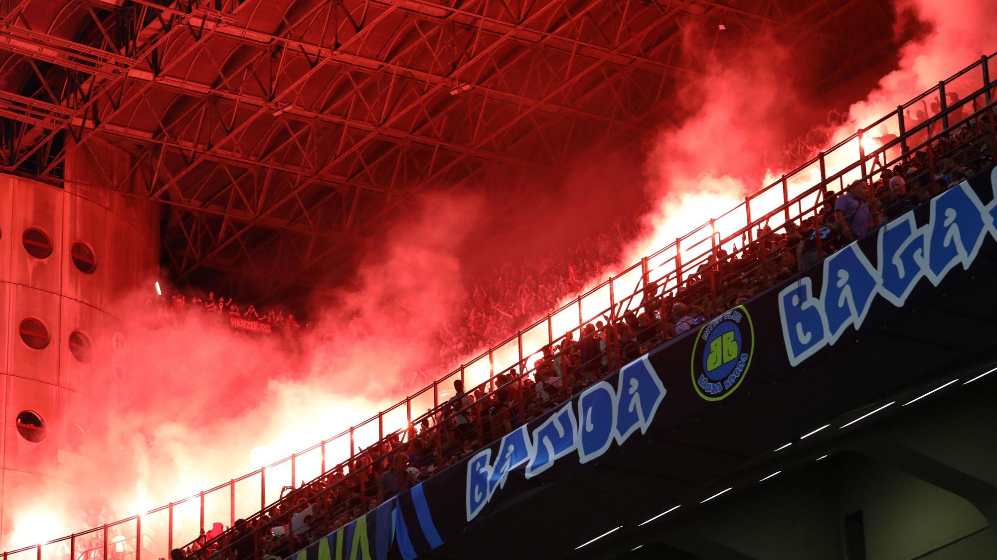 Fans des FC Bayern München brennen vor dem Champions-League-Spiel bei Inter Mailand am Mittwochabend (7. September 2022) Pyrotechnik im Stadion ab.