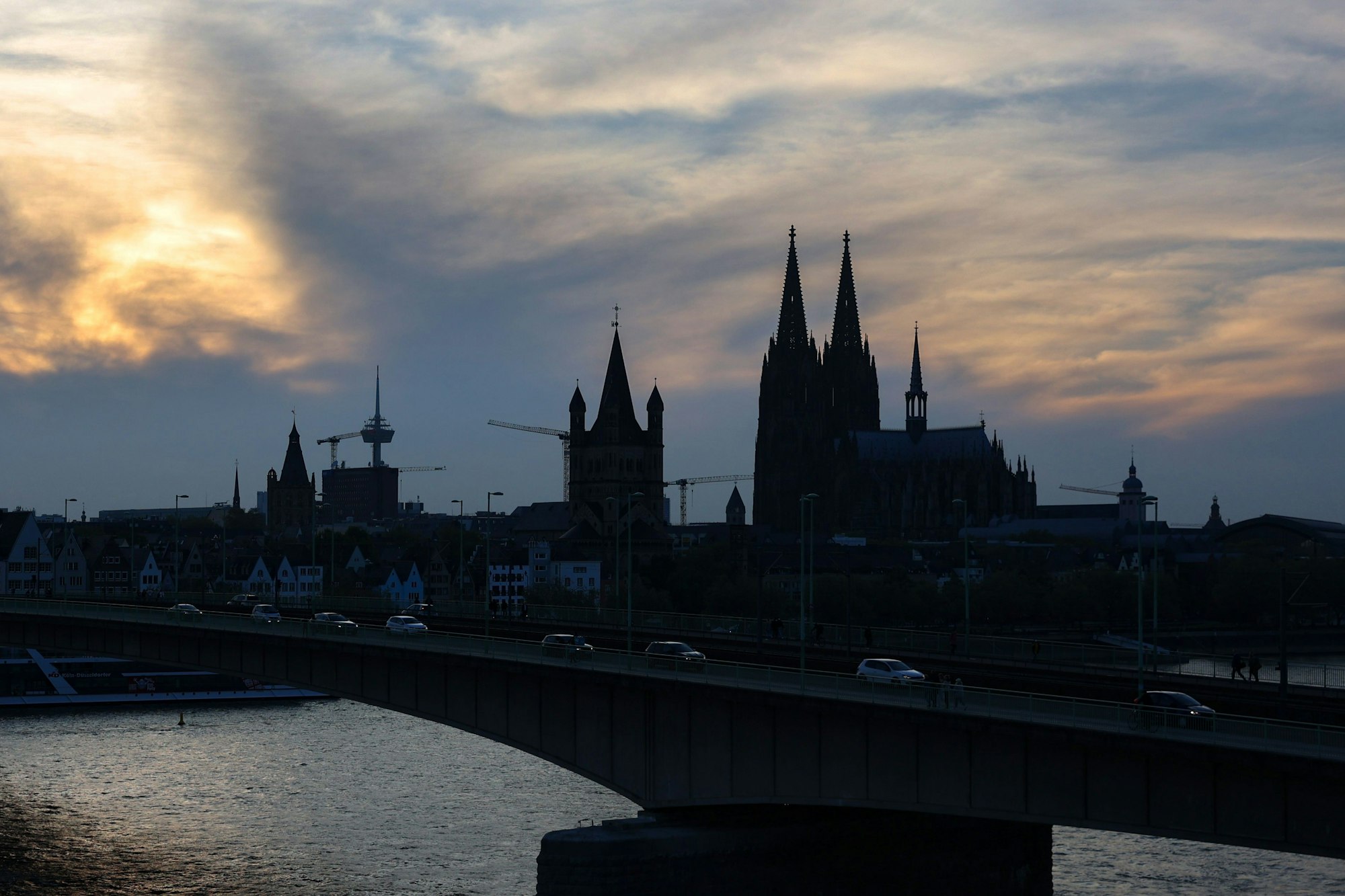 Die Kölner Skyline mit dem Kölner Dom vor dem Sonnenuntergang.