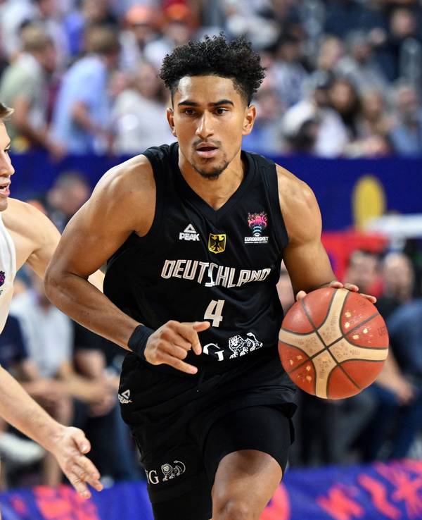 Deutschlands Maodo Lo (r.) und Ungarns Adam Somogyi kämpfen um den Ball.