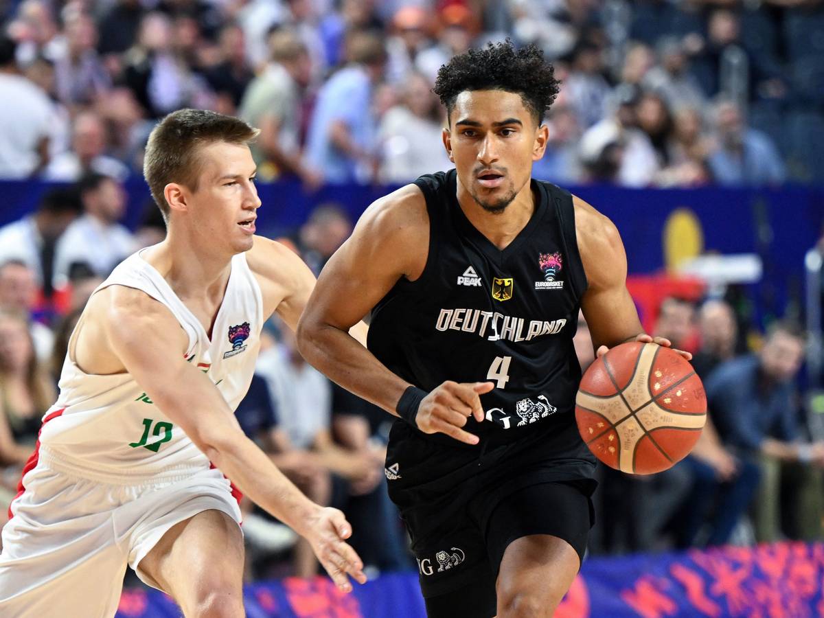 Deutschlands Maodo Lo (r.) und Ungarns Adam Somogyi kämpfen um den Ball.
