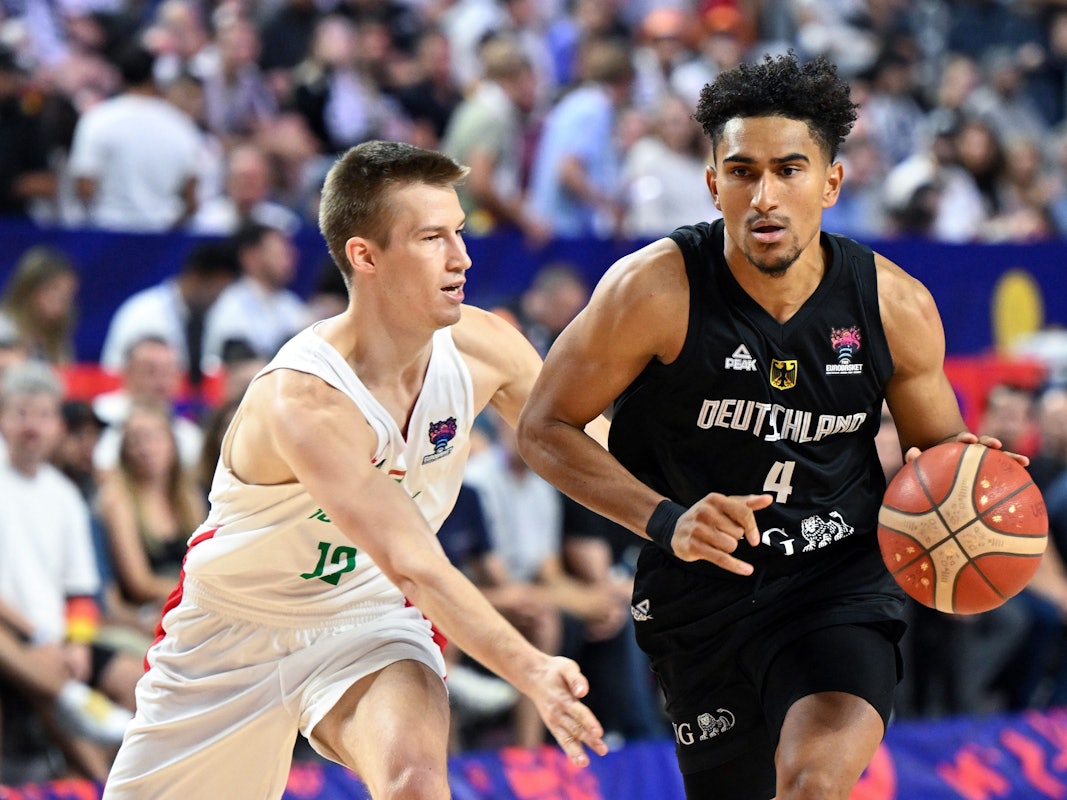 Deutschlands Maodo Lo (r.) und Ungarns Adam Somogyi kämpfen um den Ball.