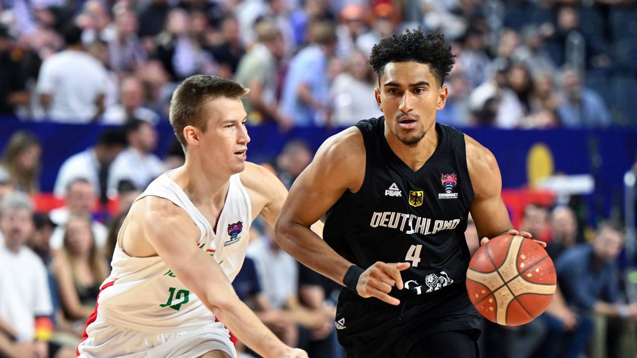 Deutschlands Maodo Lo (r.) und Ungarns Adam Somogyi kämpfen um den Ball.