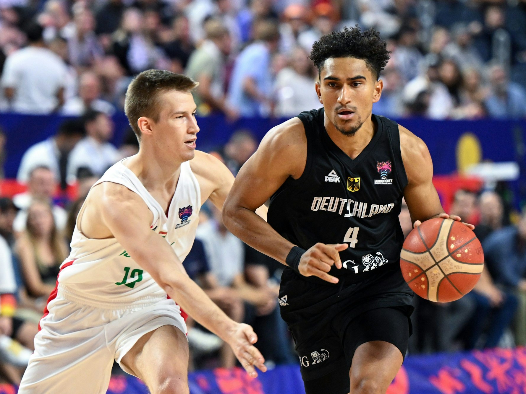 Deutschlands Maodo Lo (r.) und Ungarns Adam Somogyi kämpfen um den Ball.