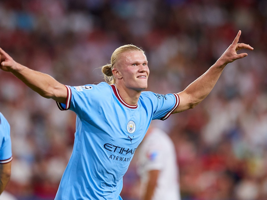 Erling Haaland jubelt für Manchester City beim FC Sevilla.