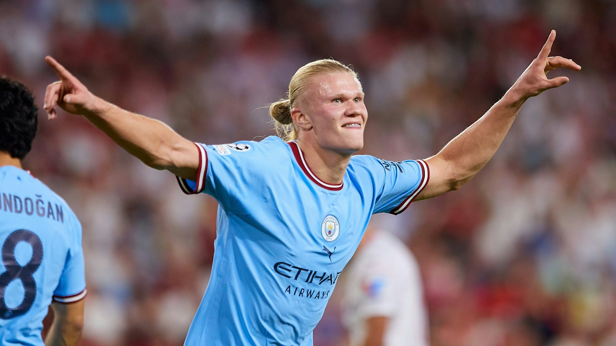 Erling Haaland jubelt für Manchester City beim FC Sevilla.