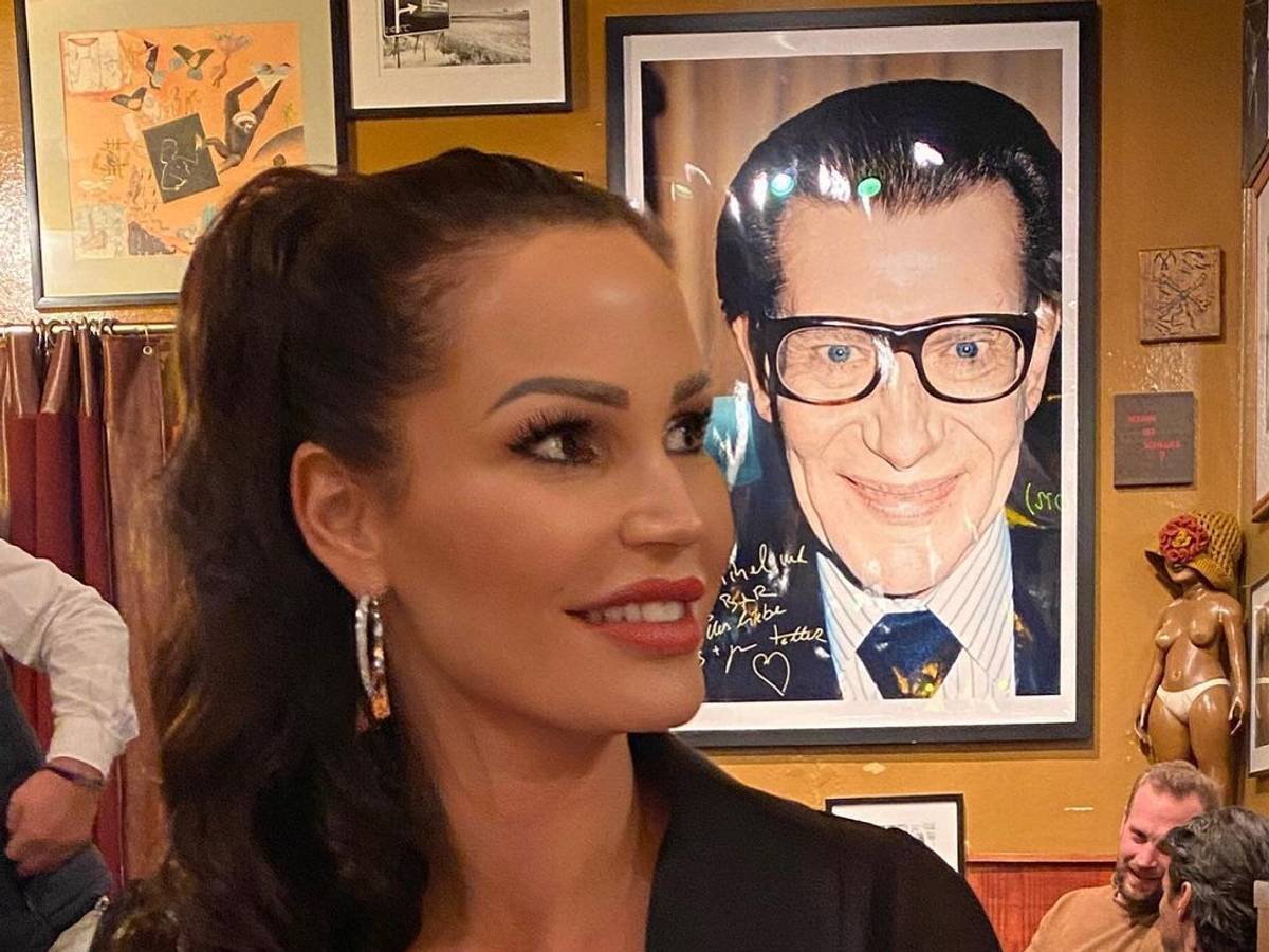 Katharina Gerhardt grinst an der Kameralinse vorbei, während sie ein Restaurant besucht.