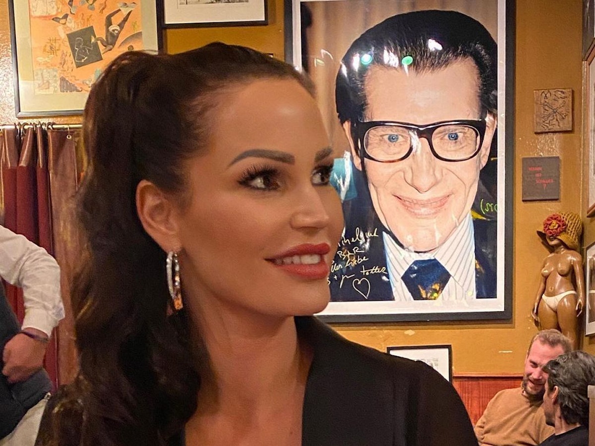 Katharina Gerhardt grinst an der Kameralinse vorbei, während sie ein Restaurant besucht.