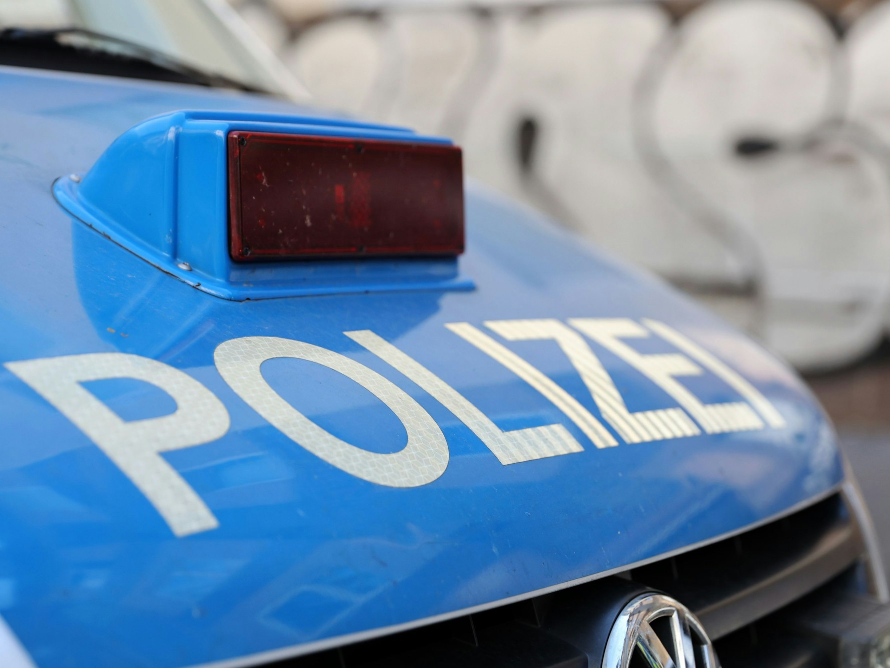 Die Motorhaube eines Polizeiwagens.