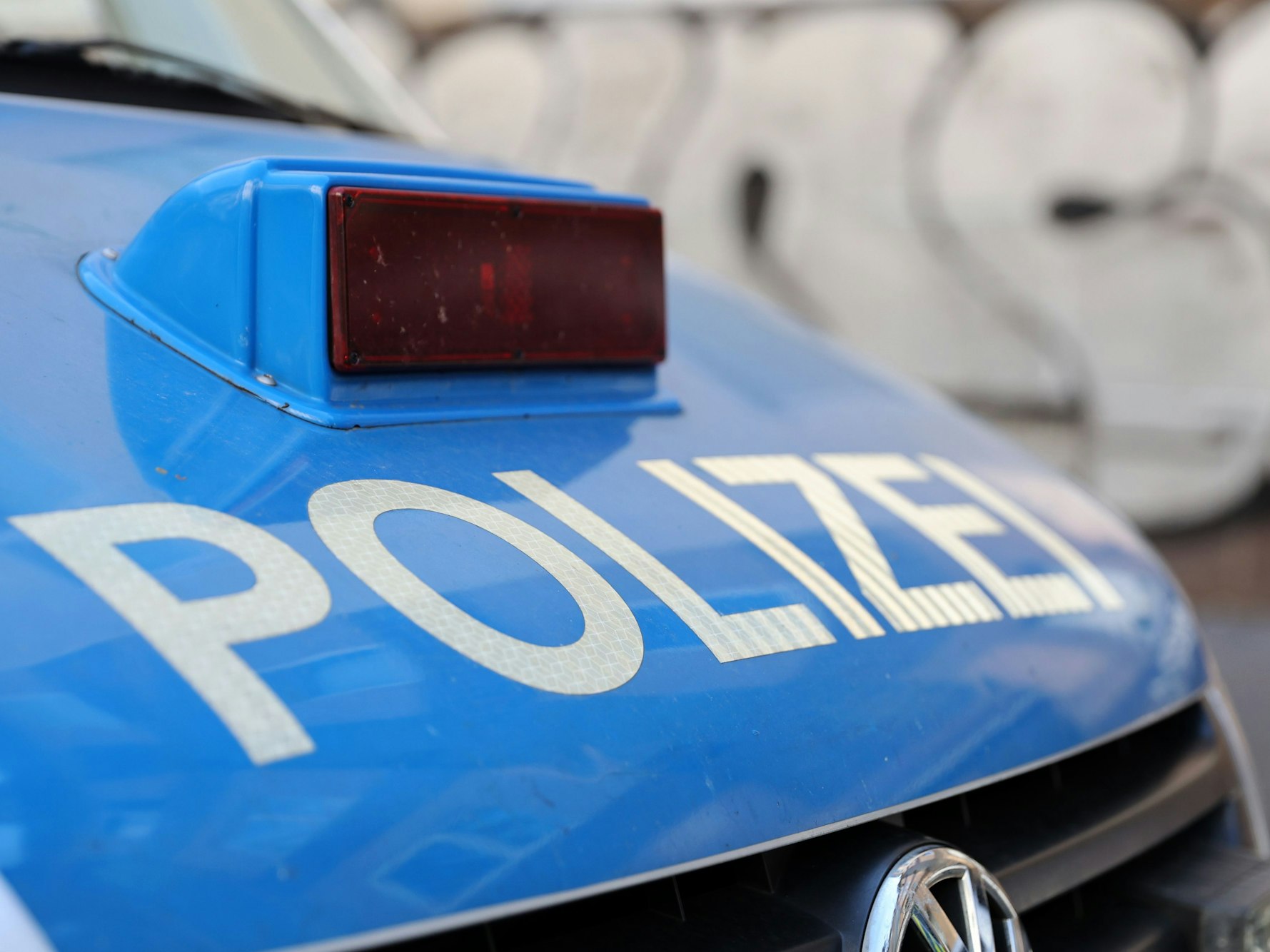 Eine Motorhaube eines Polizeiwagens mit der Aufschrift Polizei.