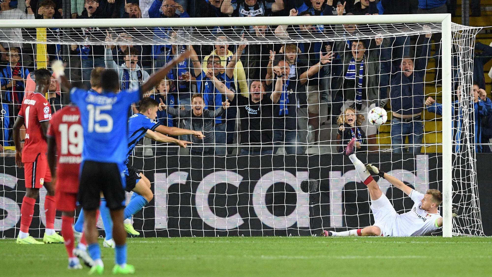 Lukas Hradecky liegt im eigenen Tor und der Ball zappelt im Netz